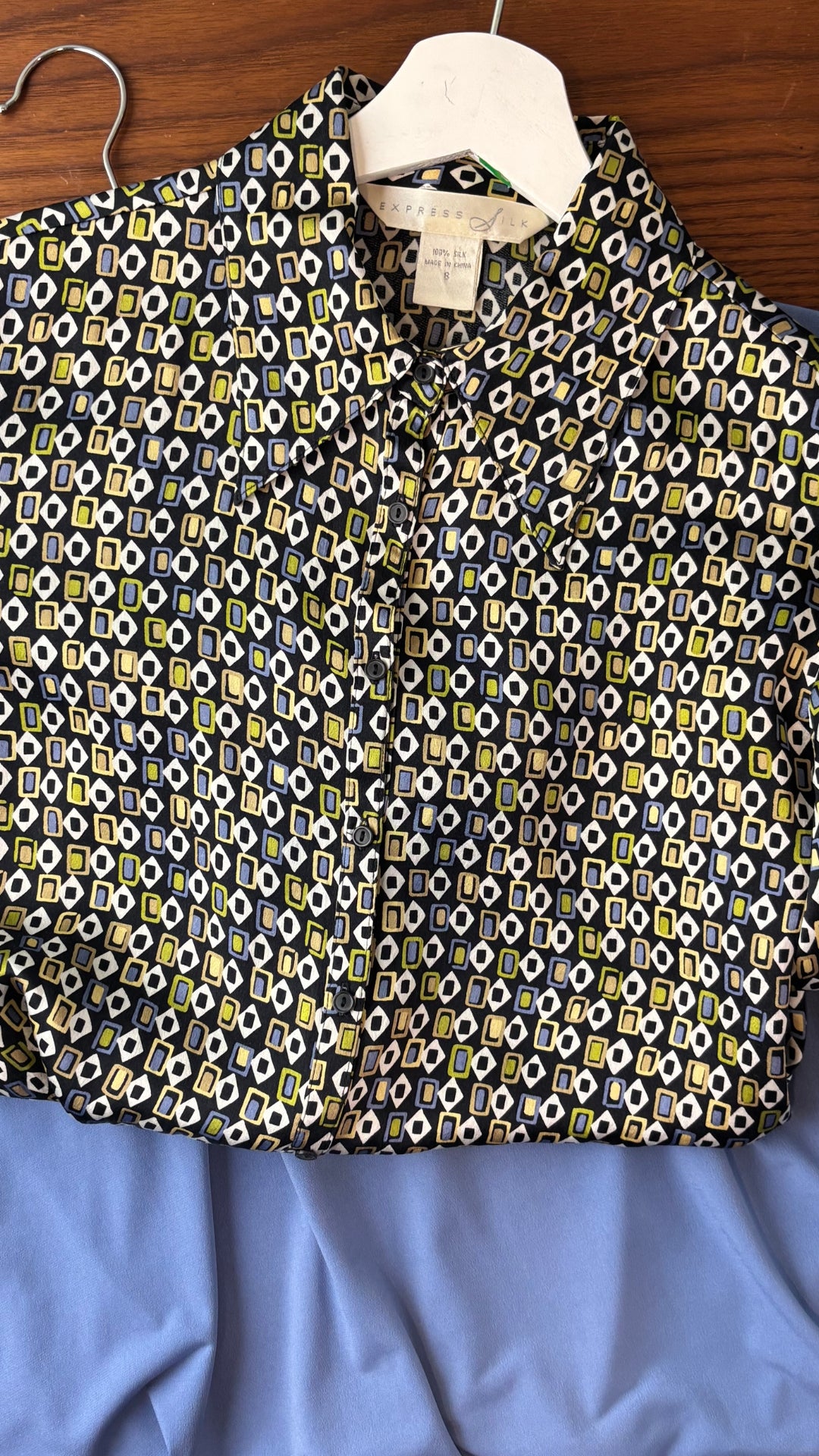 Chemisier en soie à petits motifs colorés Express Silk, taille 8 (small). Vue de l'agencement avec la jupe longue Oui.