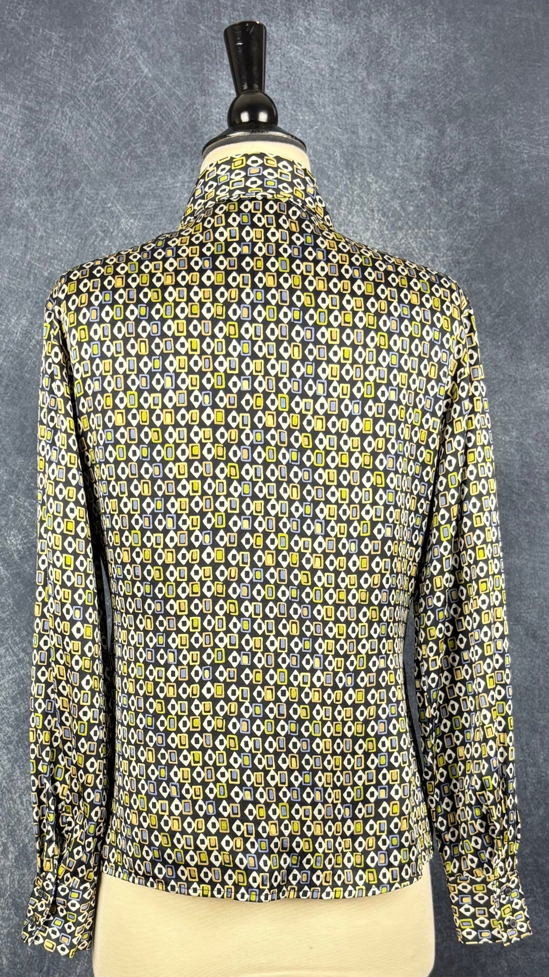 Chemisier en soie à petits motifs colorés Express Silk, taille 8 (small). Vue de dos.