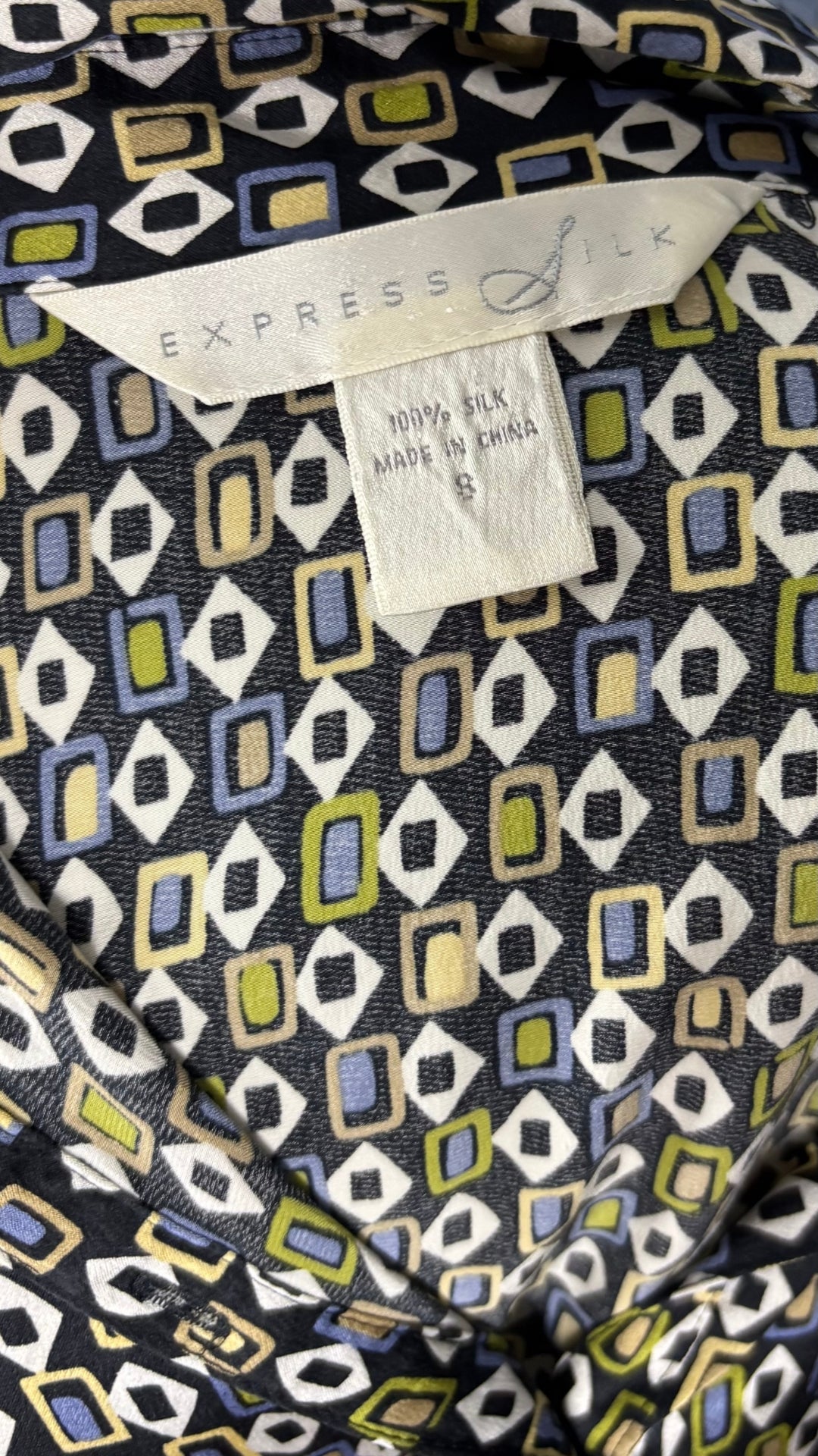 Chemisier en soie à petits motifs colorés Express Silk, taille 8 (small). Vue de l'étiquette.