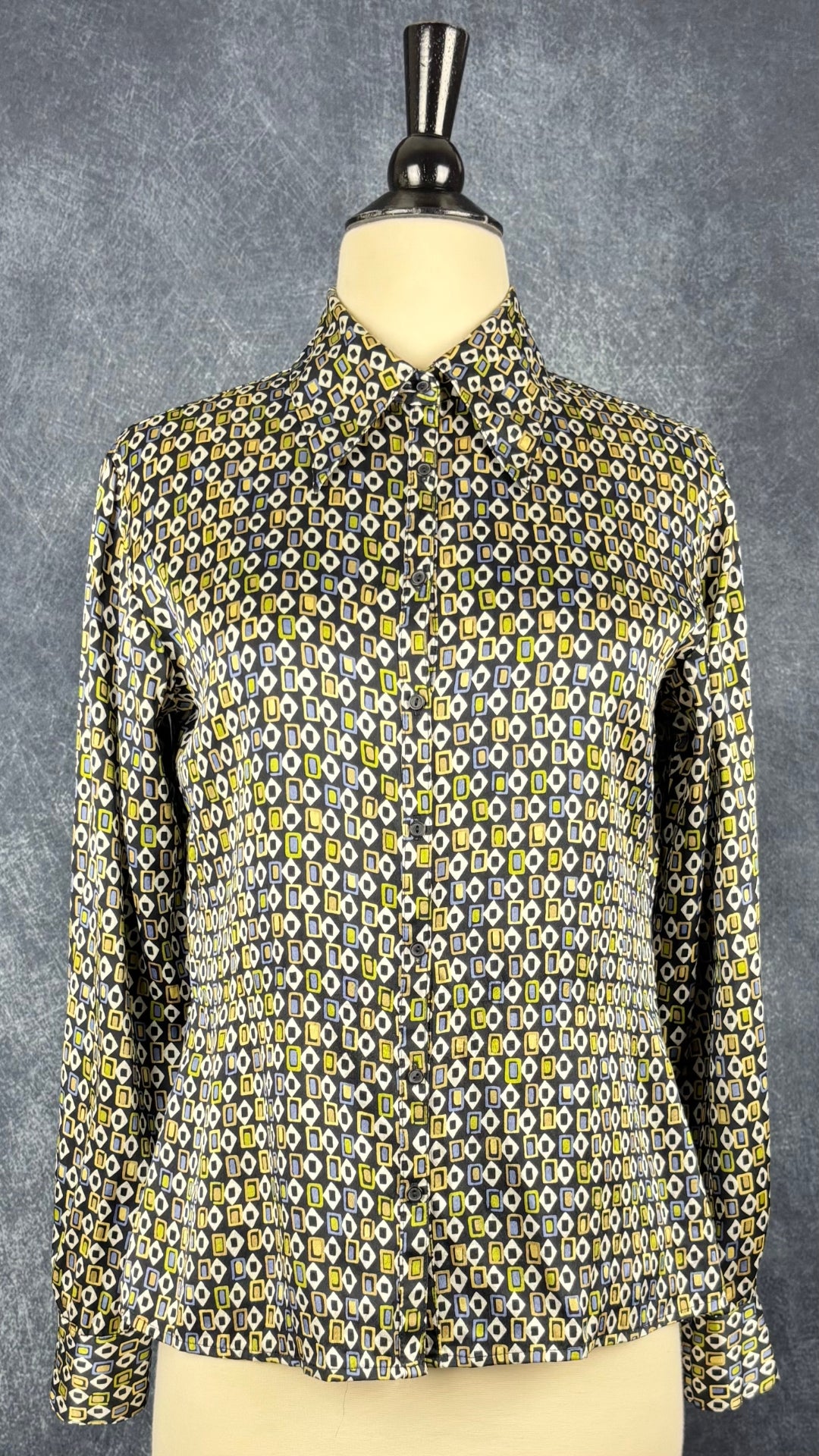 Chemisier en soie à petits motifs colorés Express Silk, taille 8 (small). Vue de face.