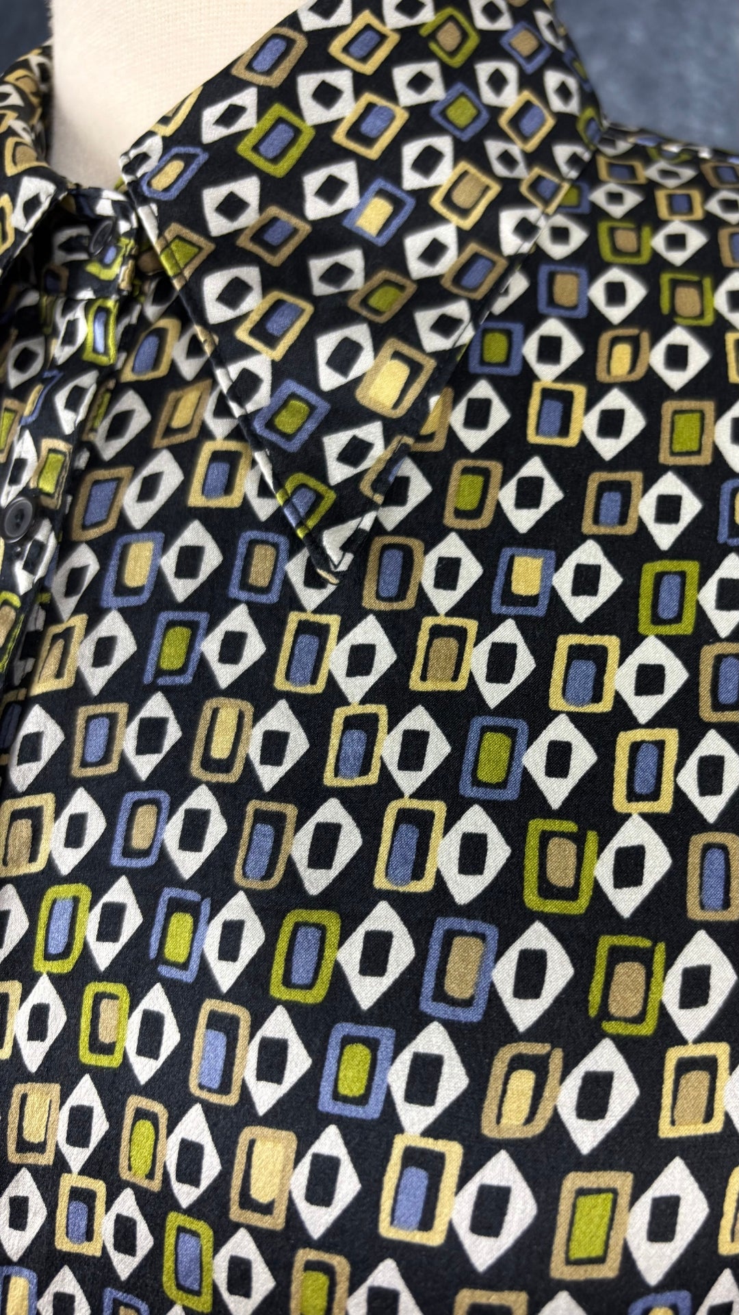 Chemisier en soie à petits motifs colorés Express Silk, taille 8 (small). Vue de près du motif et des couleurs.