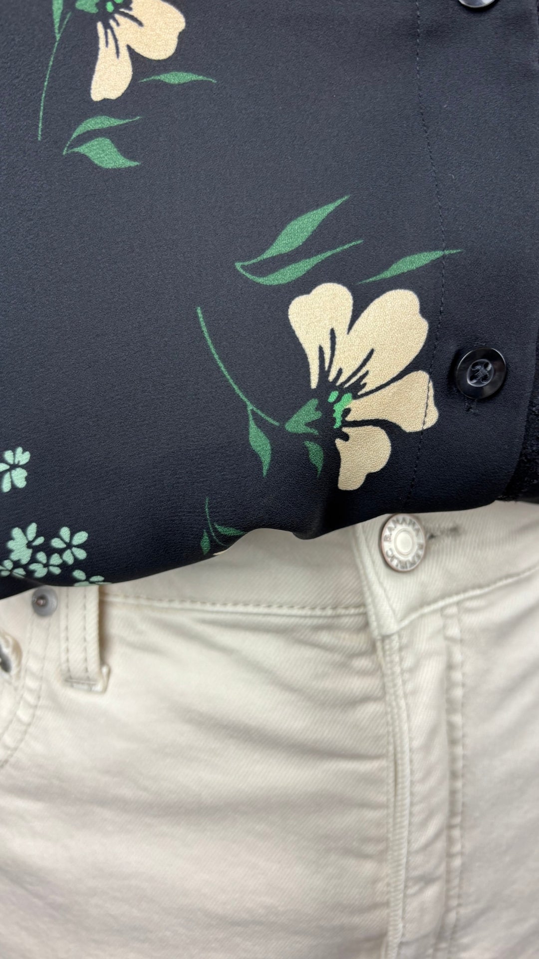 Chemisier noir floral avec détail de dentelle fine, Sunday Best, taille medium. Vue de près de l'agencement avec la jupe écru en denim Banana Republic.