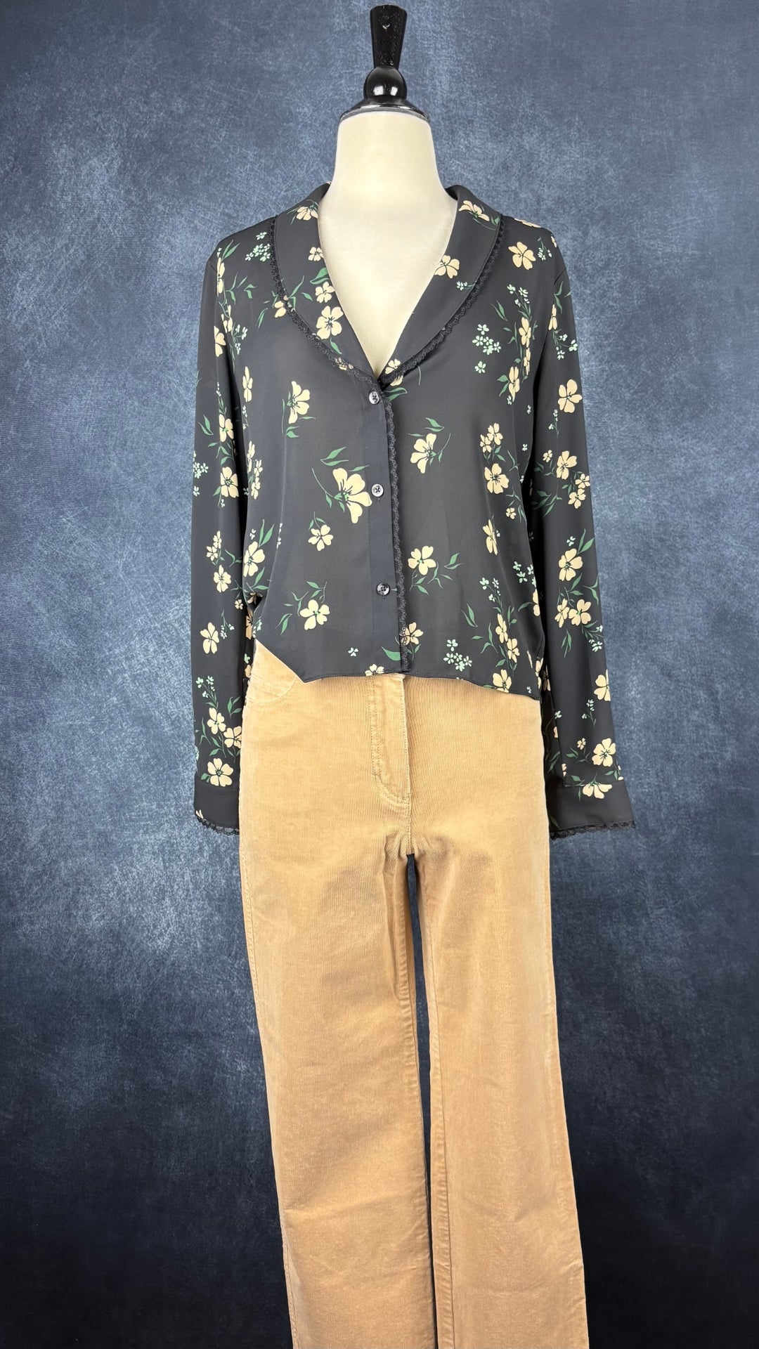 Chemisier noir floral avec détail de dentelle fine, Sunday Best, taille medium. Vue de l'agencement avec le pantalon beige tan en velours côtelé Olsen.