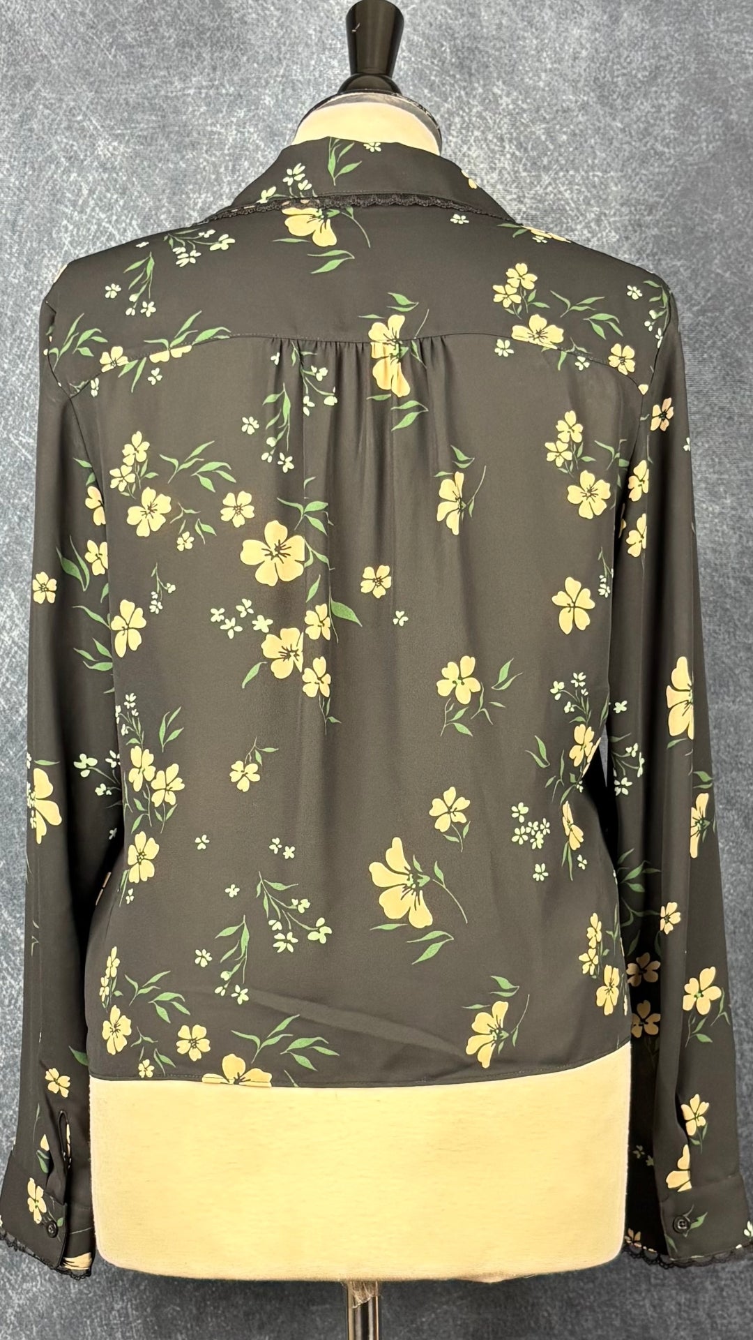 Chemisier noir floral avec détail de dentelle fine, Sunday Best, taille medium. Vue de dos.