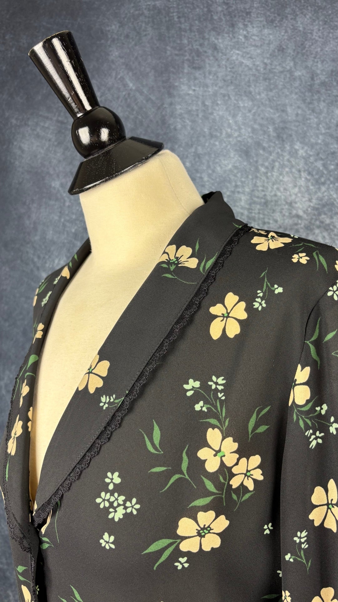 Chemisier noir floral avec détail de dentelle fine, Sunday Best, taille medium. Vue de l'encolure.