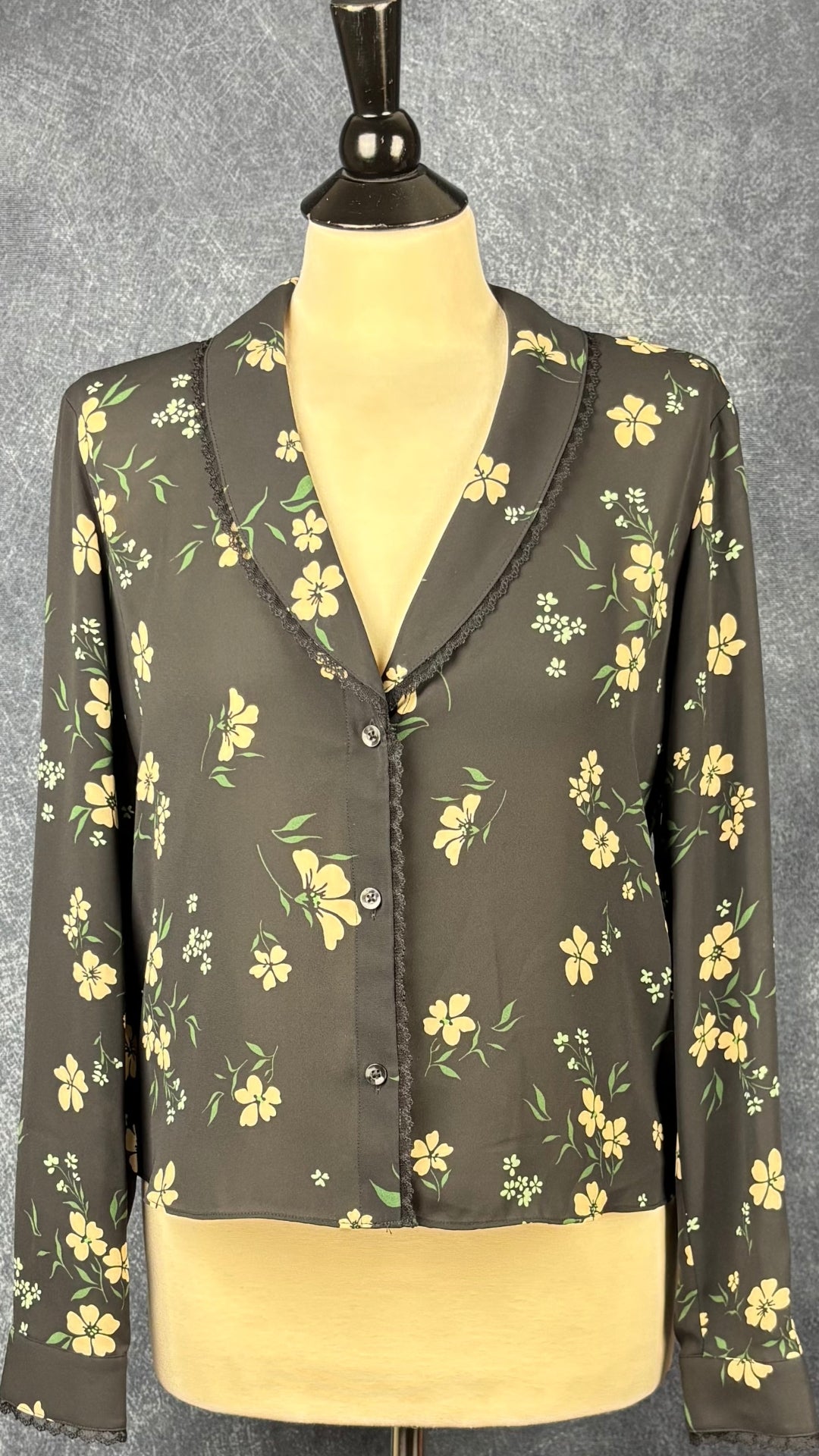 Chemisier noir floral avec détail de dentelle fine, Sunday Best, taille medium. Vue de face.