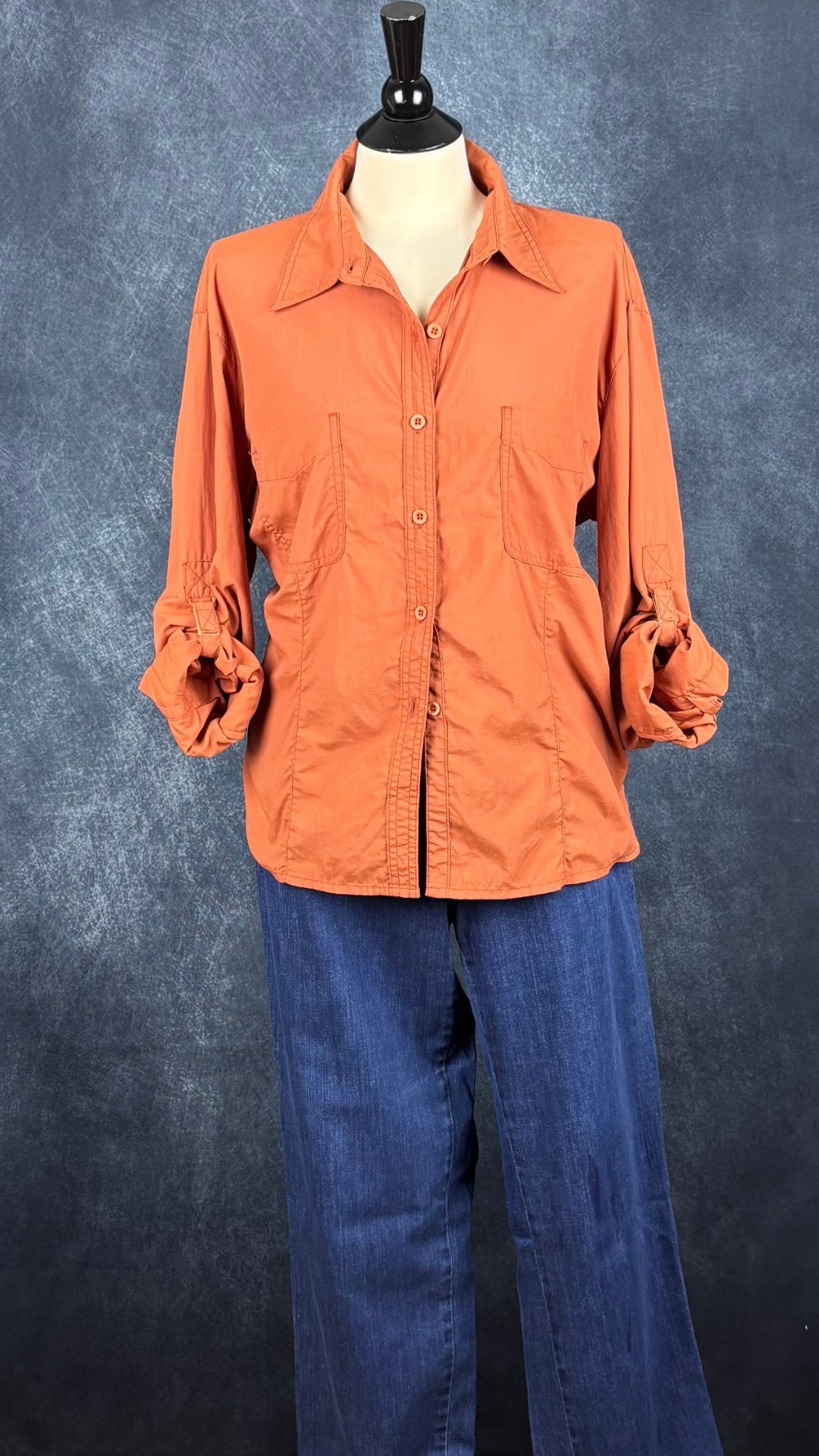 Chemisier orange brulé léger en nylon style sport, parfait pour voyager, Tilley, taille estimée à xl. Vue de l'agencement avec le jeans Brax.