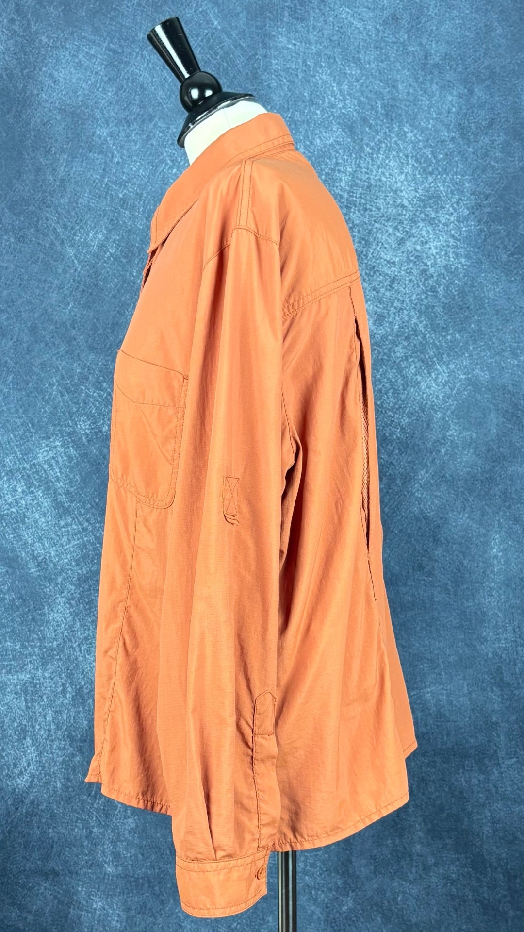 Chemisier orange brulé léger en nylon style sport, parfait pour voyager, Tilley, taille estimée à xl. Vue de côté.