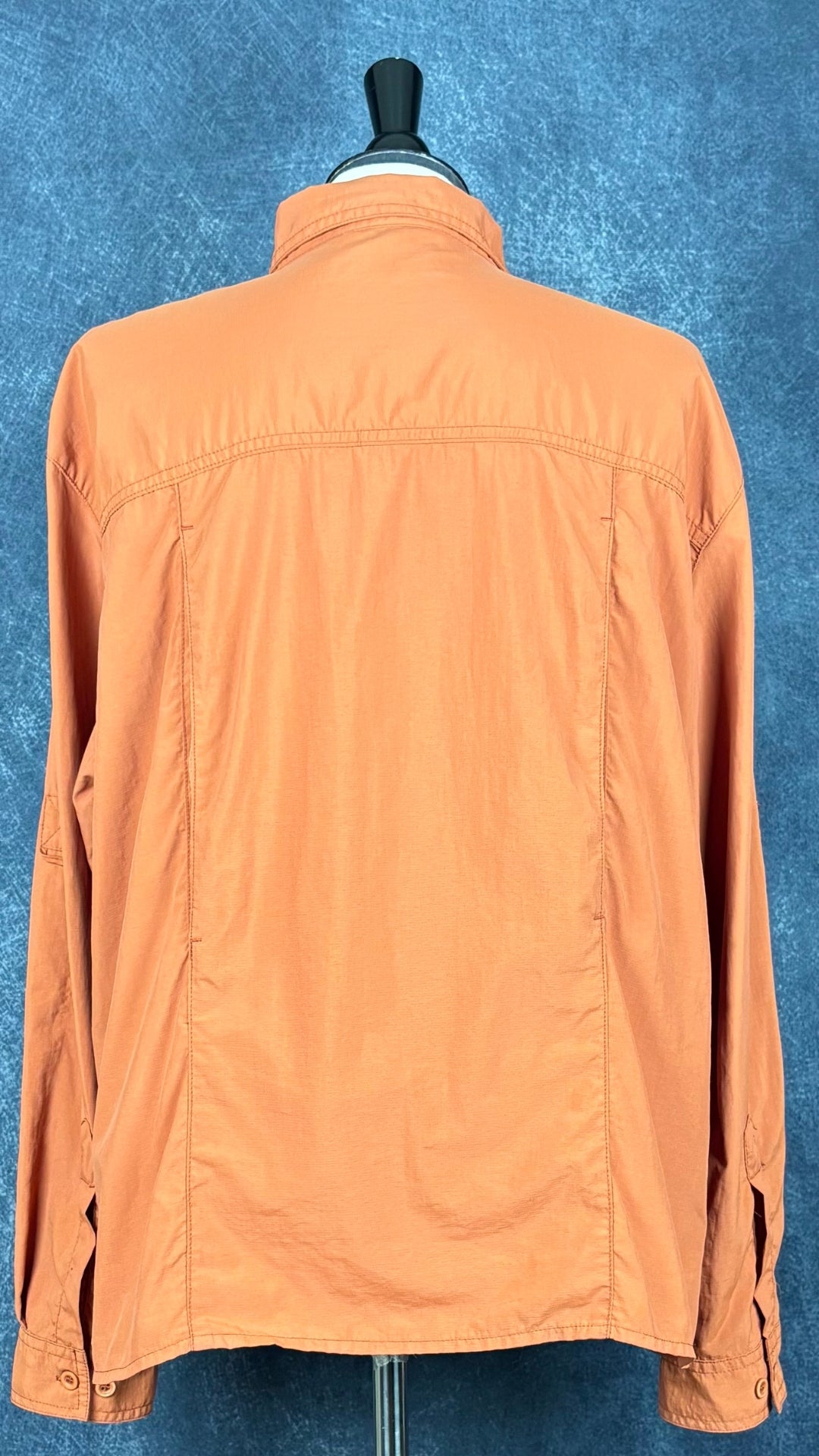 Chemisier orange brulé léger en nylon style sport, parfait pour voyager, Tilley, taille estimée à xl. Vue de dos.