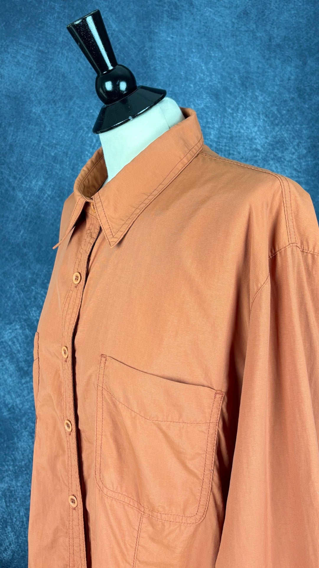 Chemisier orange brulé léger en nylon style sport, parfait pour voyager, Tilley, taille estimée à xl. Vue de l'encolure.