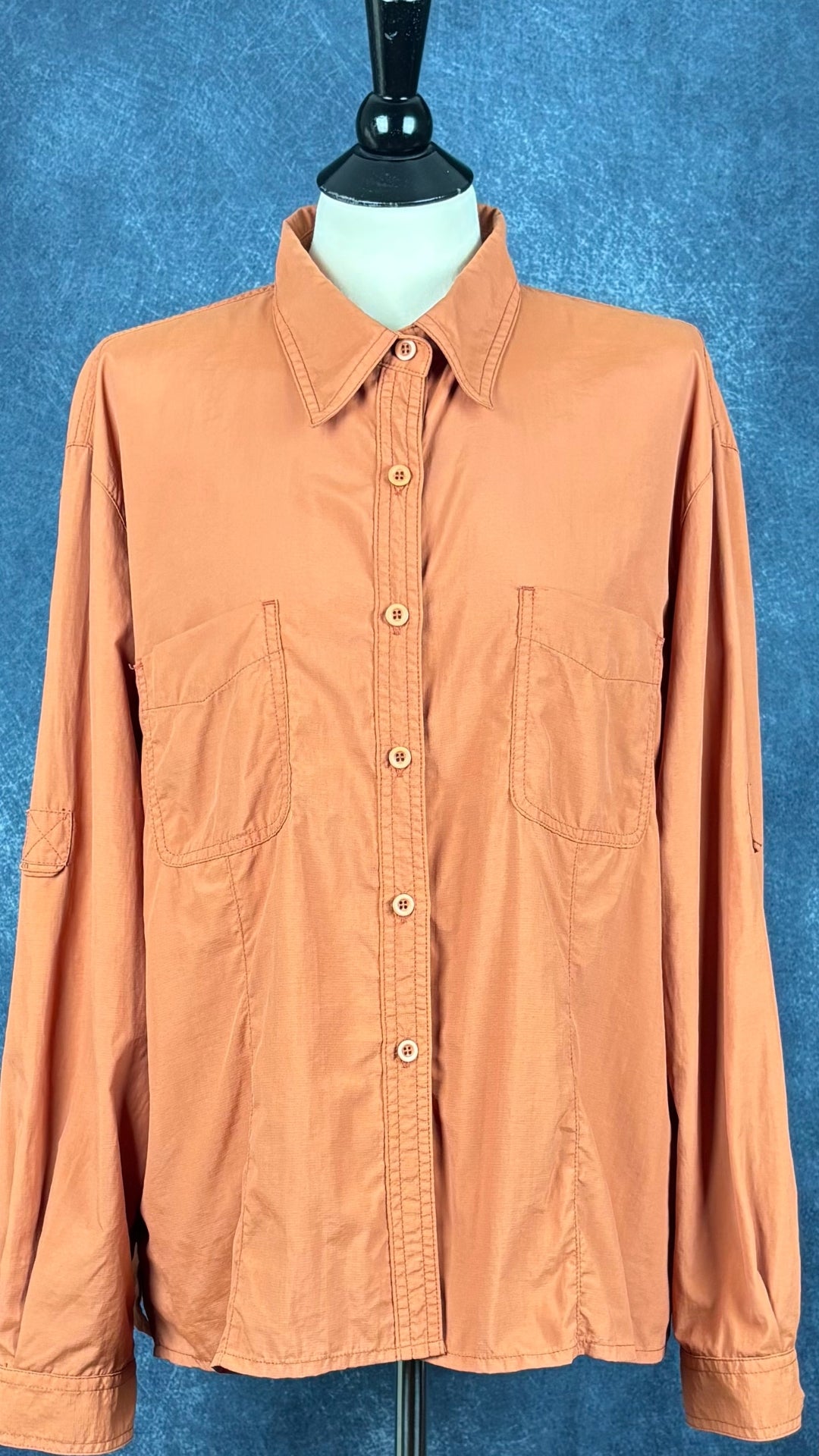 Chemisier orange brulé léger en nylon style sport, parfait pour voyager, Tilley, taille estimée à xl. Vue de face.