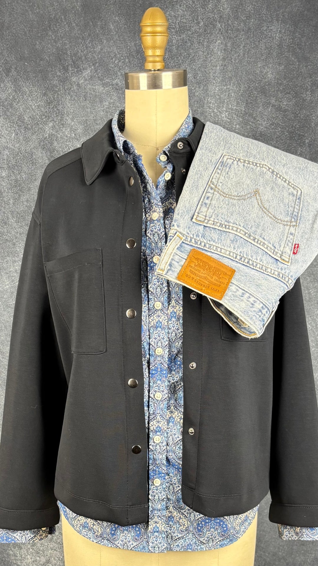Chemisier à motifs paisley bleu Contemporaine et tissu Liberty, taille xs. Vue de l'agencement avec le jeans pâle Levi's et la veste marine en tissu tout doux Gerry Weber.