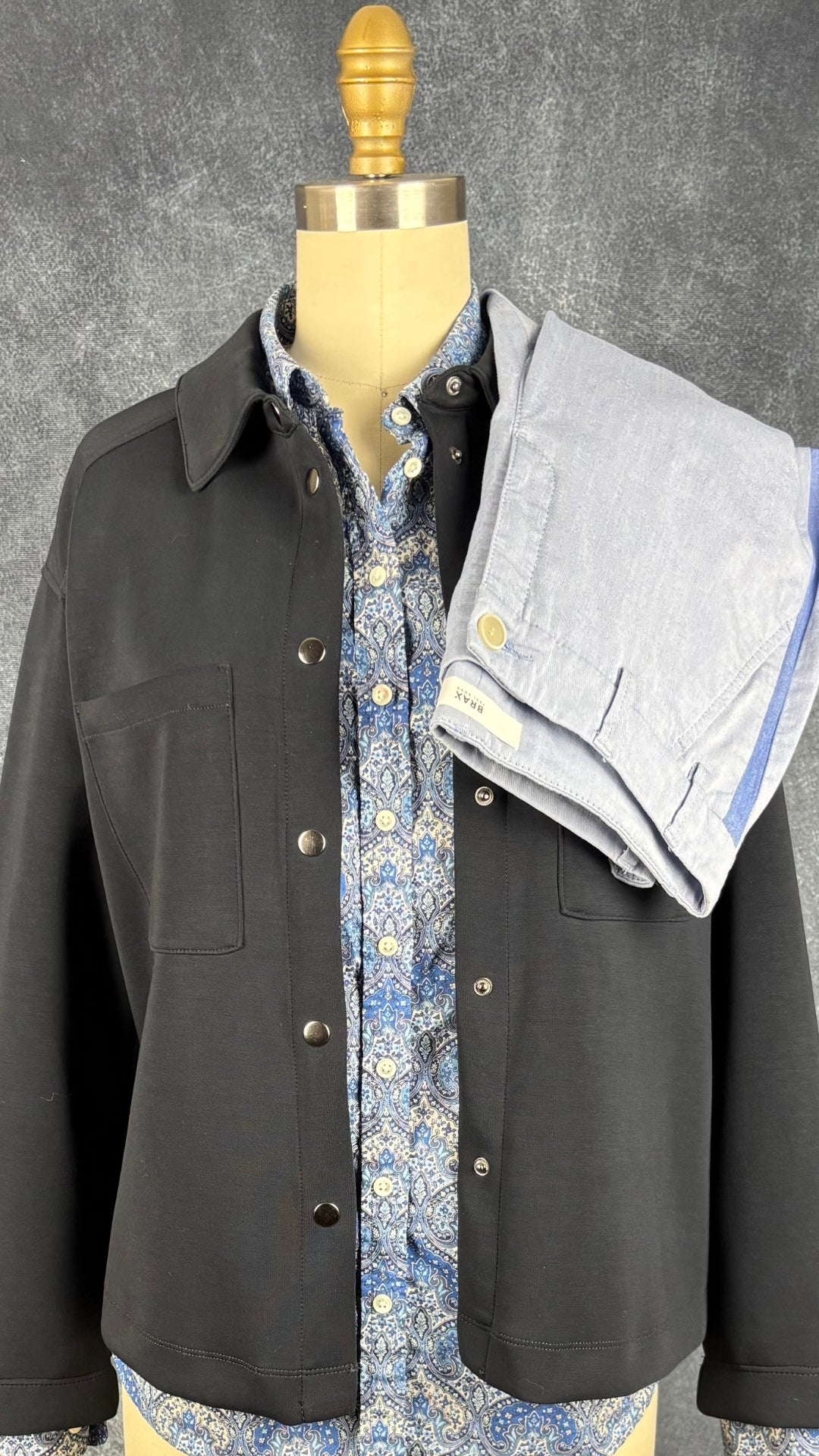 Chemisier à motifs paisley bleu Contemporaine et tissu Liberty, taille xs. Vue de l'agencement avec la veste toute douce marine foncé Gerry Weber et le pantalon bleu Brax.