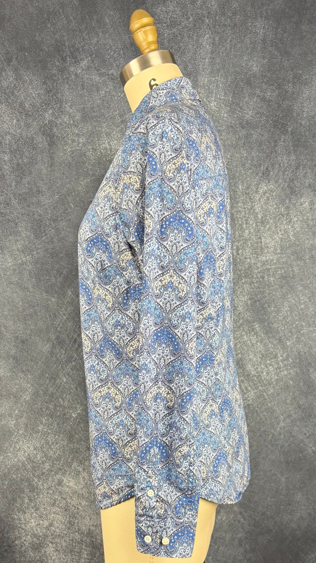 Chemisier à motifs paisley bleu Contemporaine et tissu Liberty, taille xs. Vue de côté.