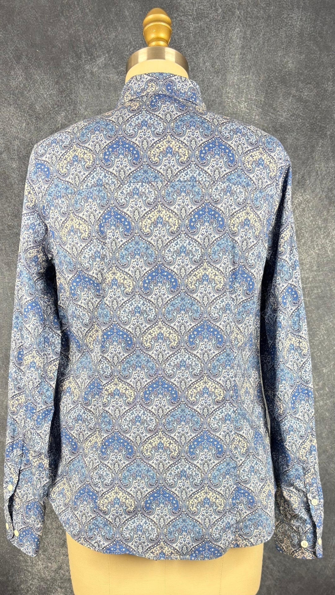 Chemisier à motifs paisley bleu Contemporaine et tissu Liberty, taille xs. Vue de dos.