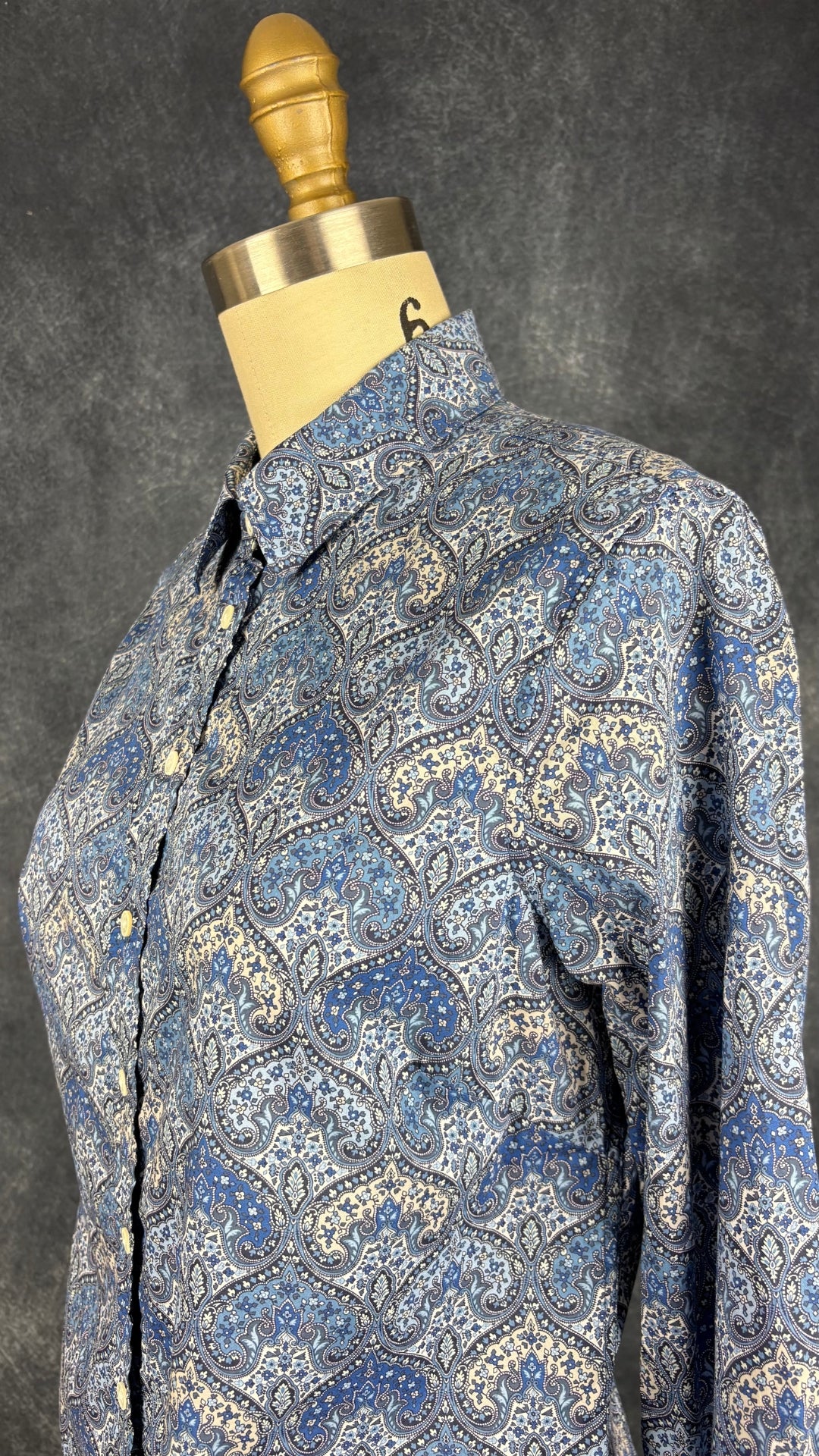 Chemisier à motifs paisley bleu Contemporaine et tissu Liberty, taille xs. Vue de l'encolure.