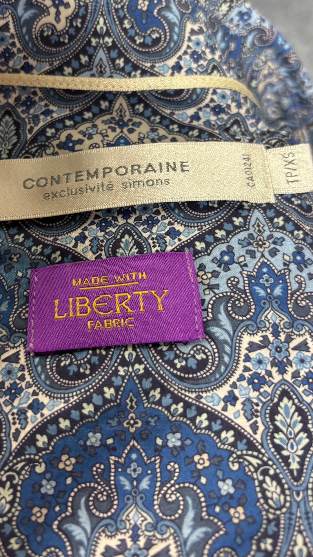 Chemisier à motifs paisley bleu Contemporaine et tissu Liberty, taille xs. Vue de l'étiquette.