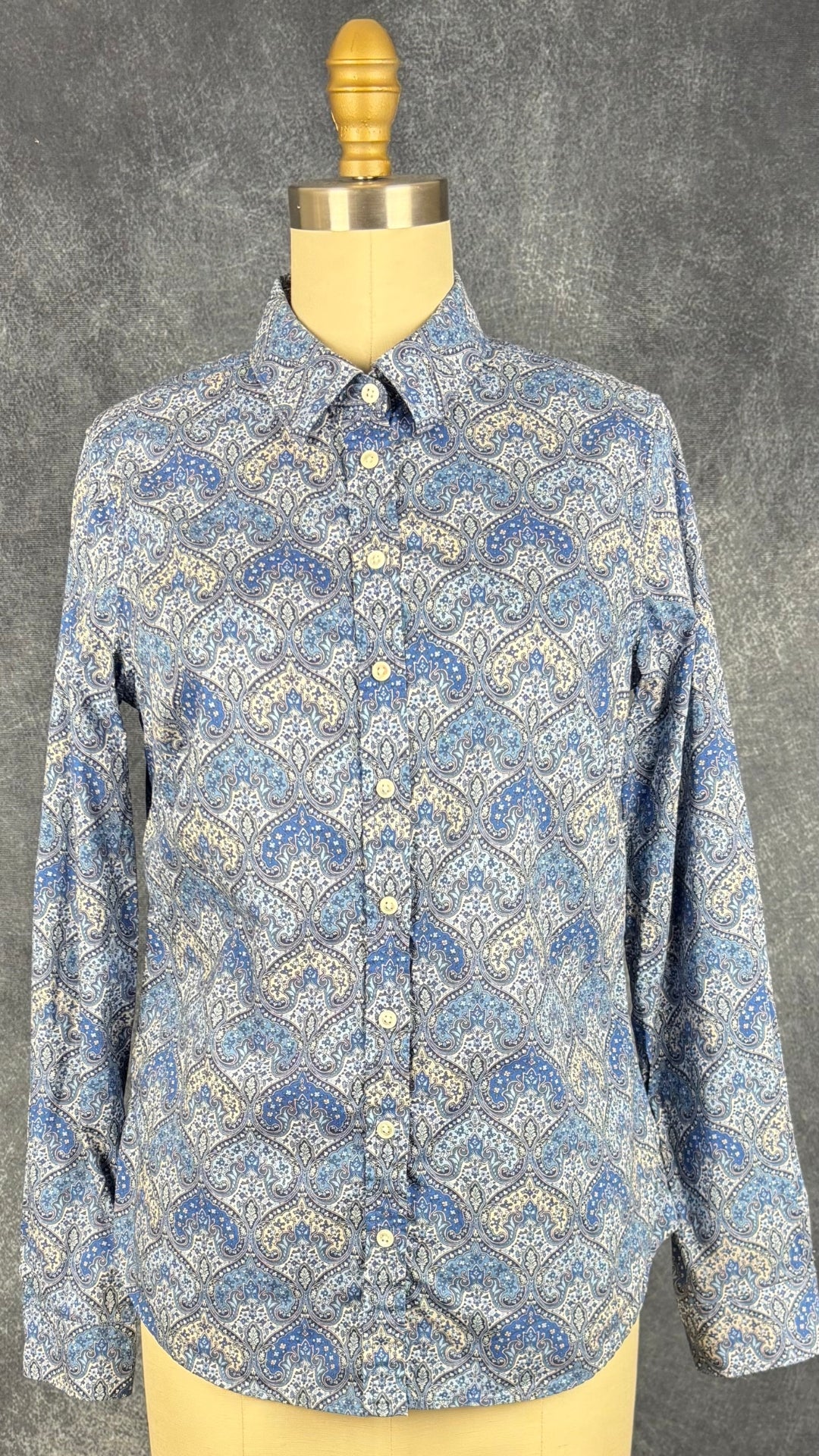 Chemisier à motifs paisley bleu Contemporaine et tissu Liberty, taille xs. Vue de face.