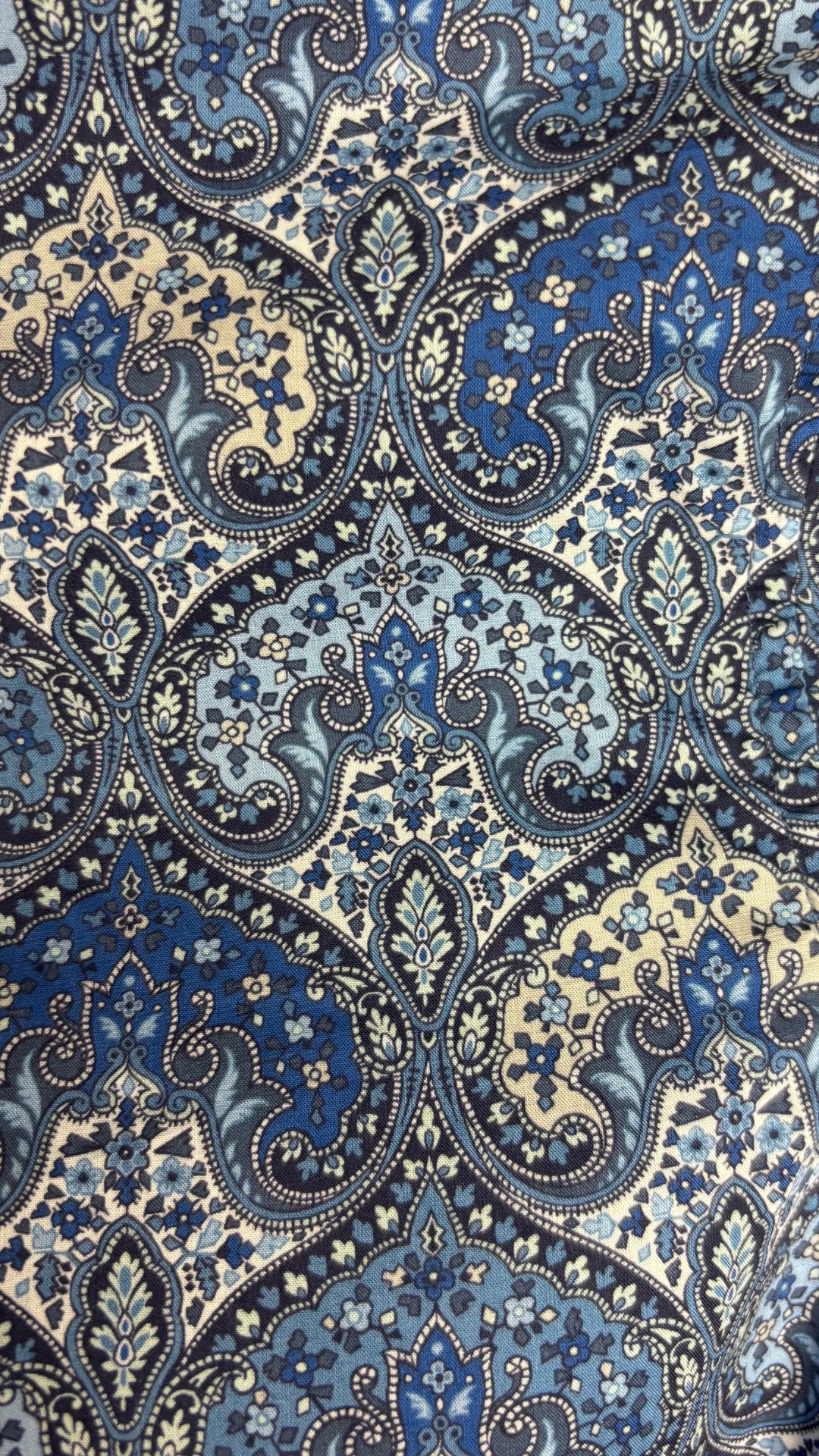 Chemisier à motifs paisley bleu Contemporaine et tissu Liberty, taille xs. Vue de près du tissu.