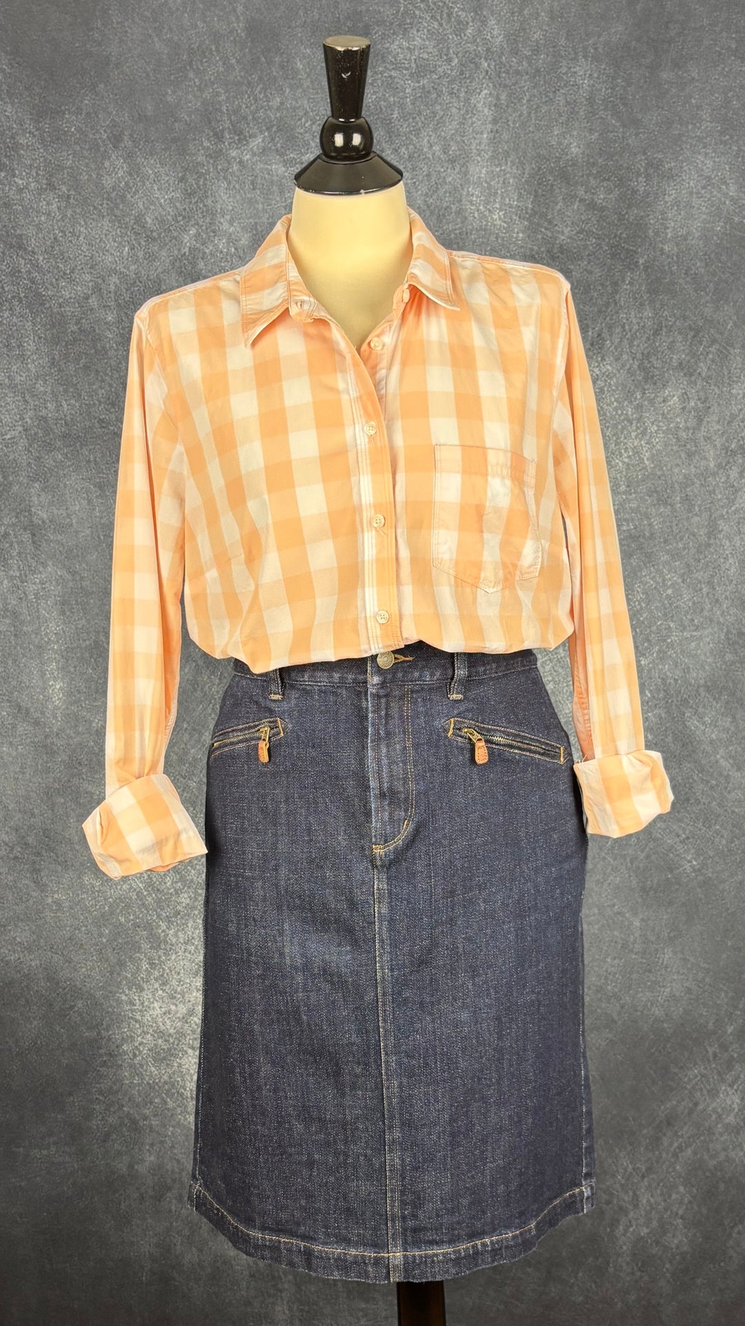 Chemisier doux en coton pêche et crème à carreaux Banana Republic, taille large. Vue de l'agencement avec la jupe en jeans foncée Lauren Ralph Lauren.