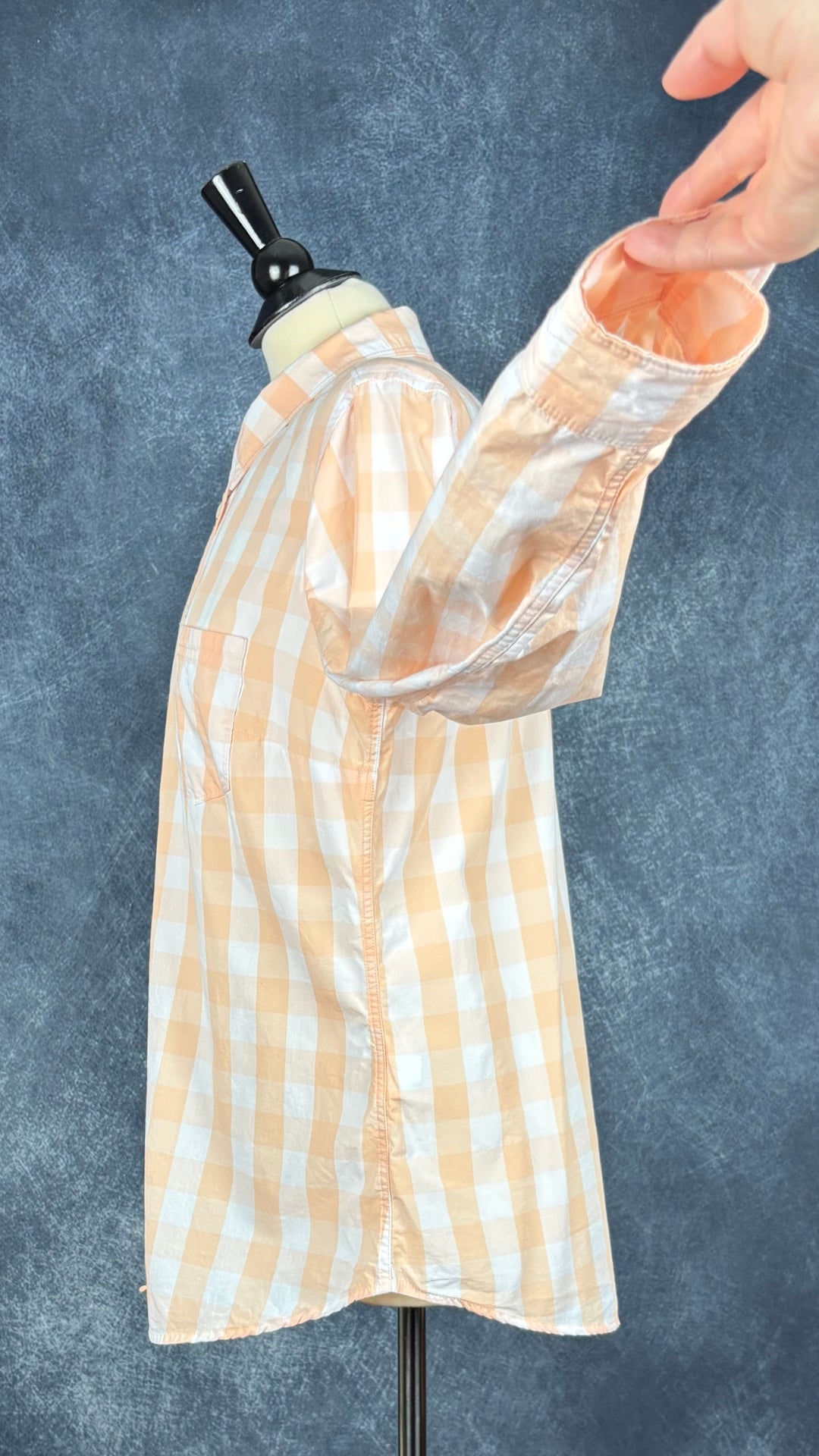 Chemisier doux en coton pêche et crème à carreaux Banana Republic, taille large. Vue de côté, manche relevée.