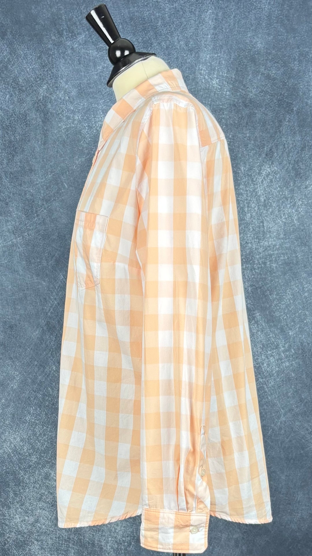 Chemisier doux en coton pêche et crème à carreaux Banana Republic, taille large. Vue de côté.
