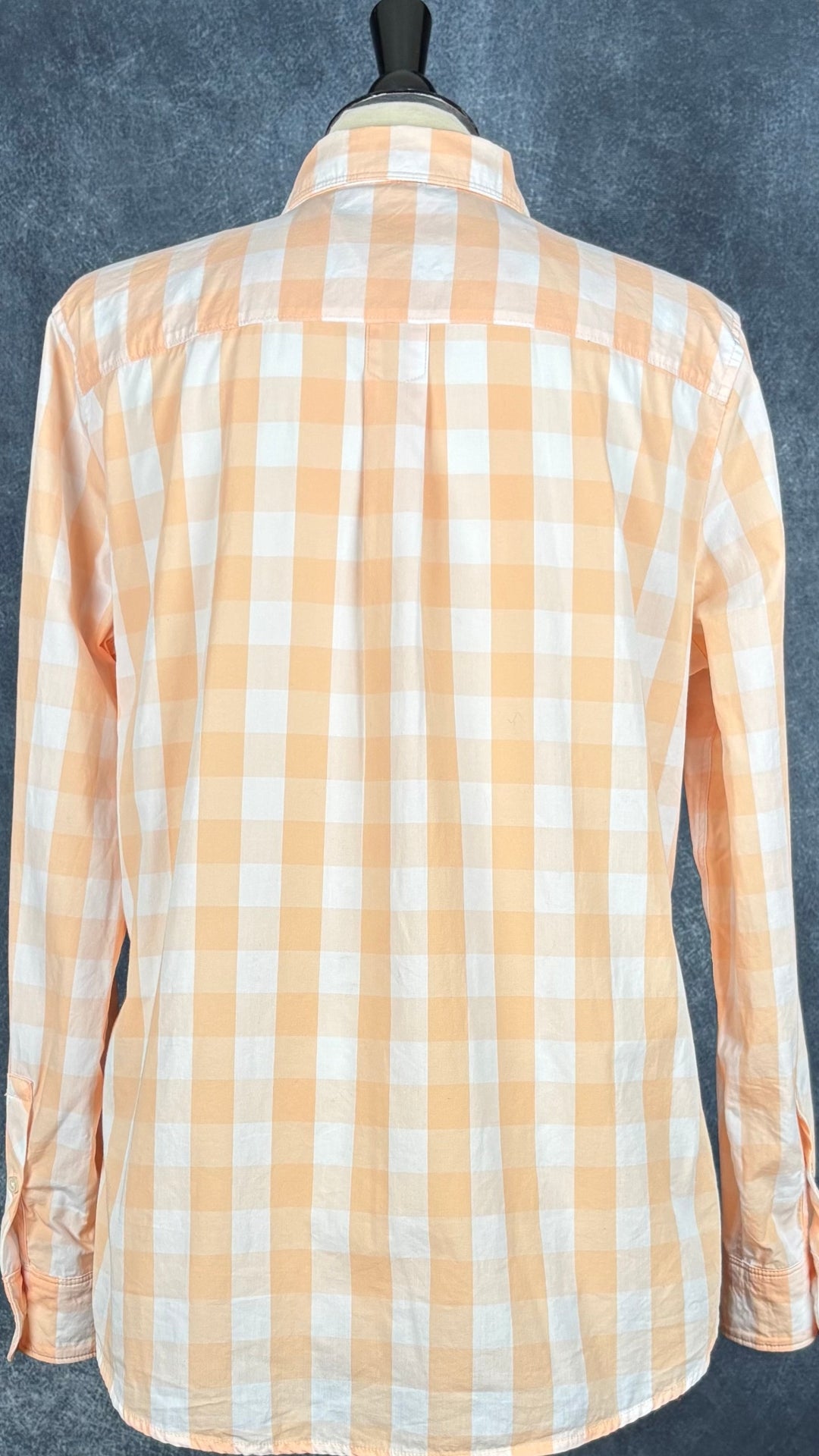 Chemisier doux en coton pêche et crème à carreaux Banana Republic, taille large. Vue de dos.