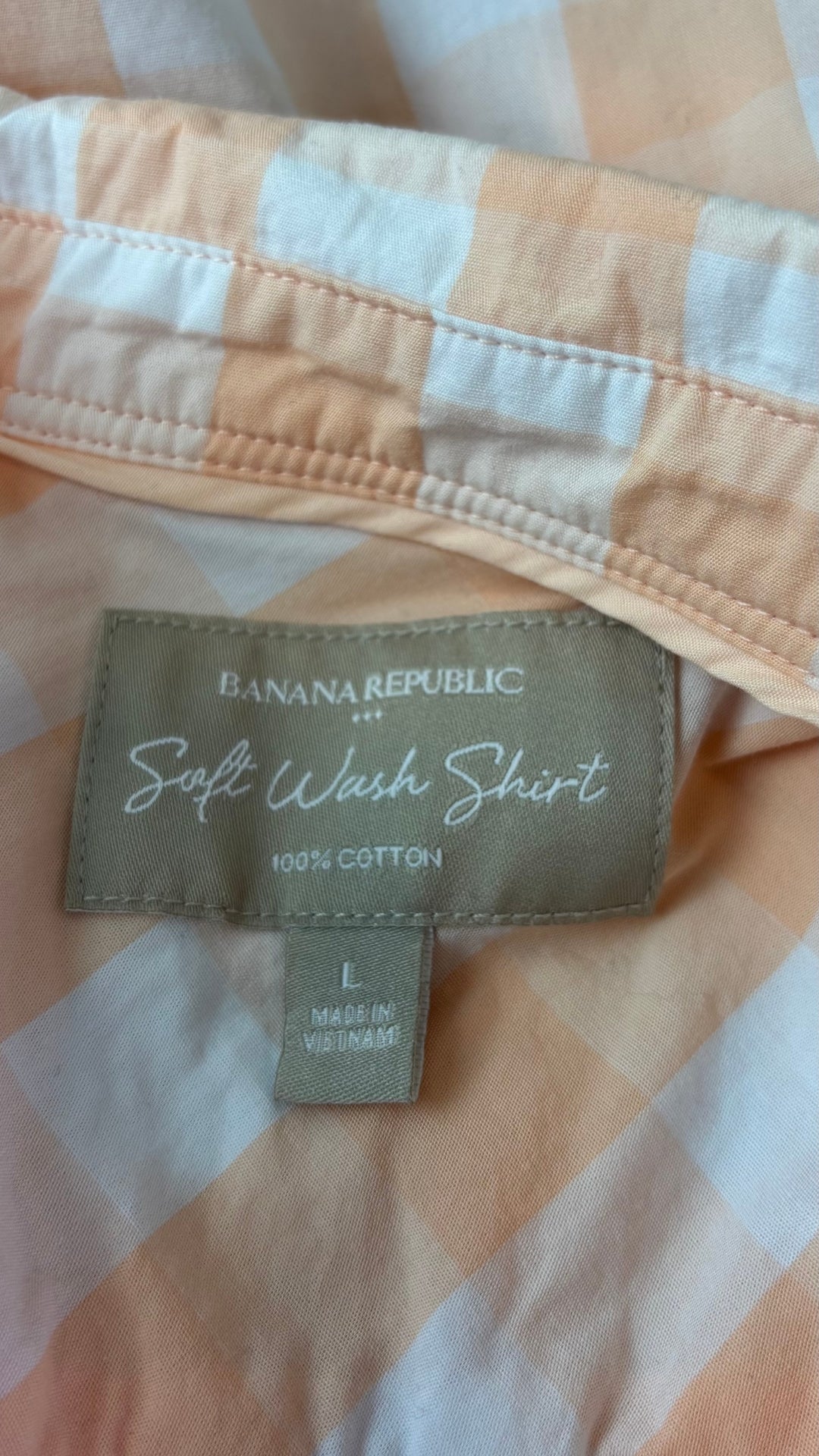 Chemisier doux en coton pêche et crème à carreaux Banana Republic, taille large. Vue de l'étiquette.