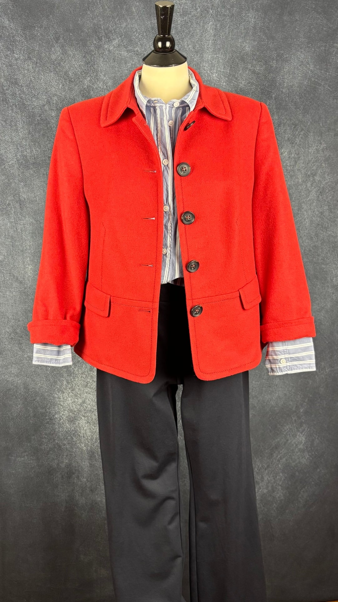 Chemisier à rayures blanches en coton Banana Republic, taille large. Vue de l'agencement avec le pantalon marine Part Two et le blazer orangé Gerry Weber.