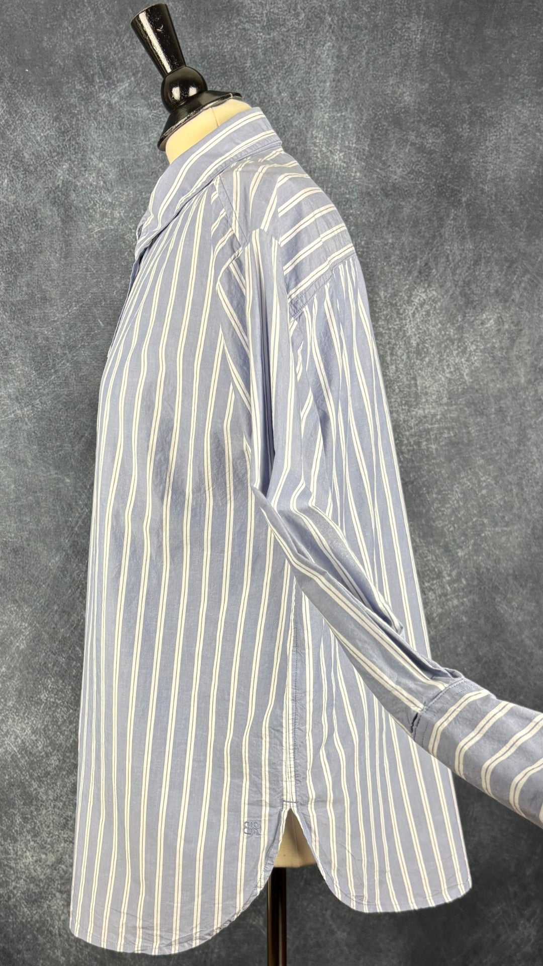 Chemisier à rayures blanches en coton Banana Republic, taille large. Vue de côté, manche relevée.