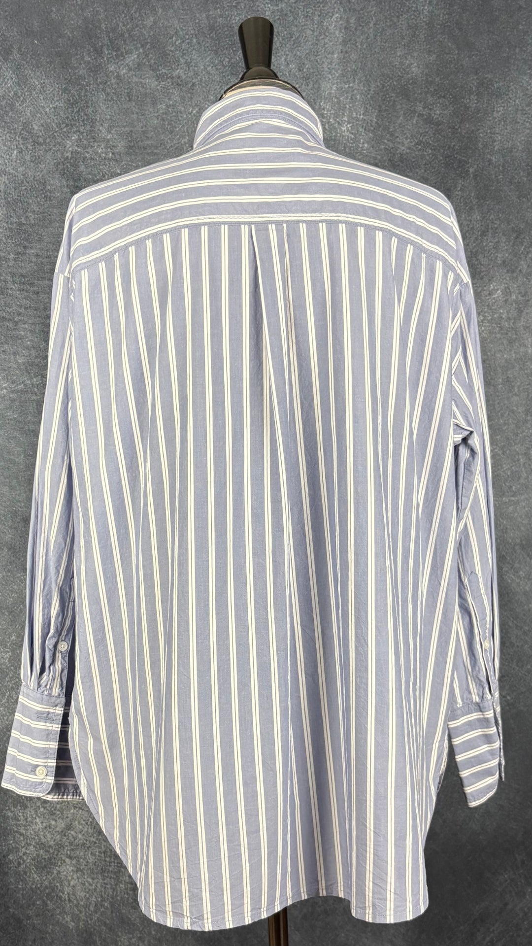 Chemisier à rayures blanches en coton Banana Republic, taille large. Vue de dos.