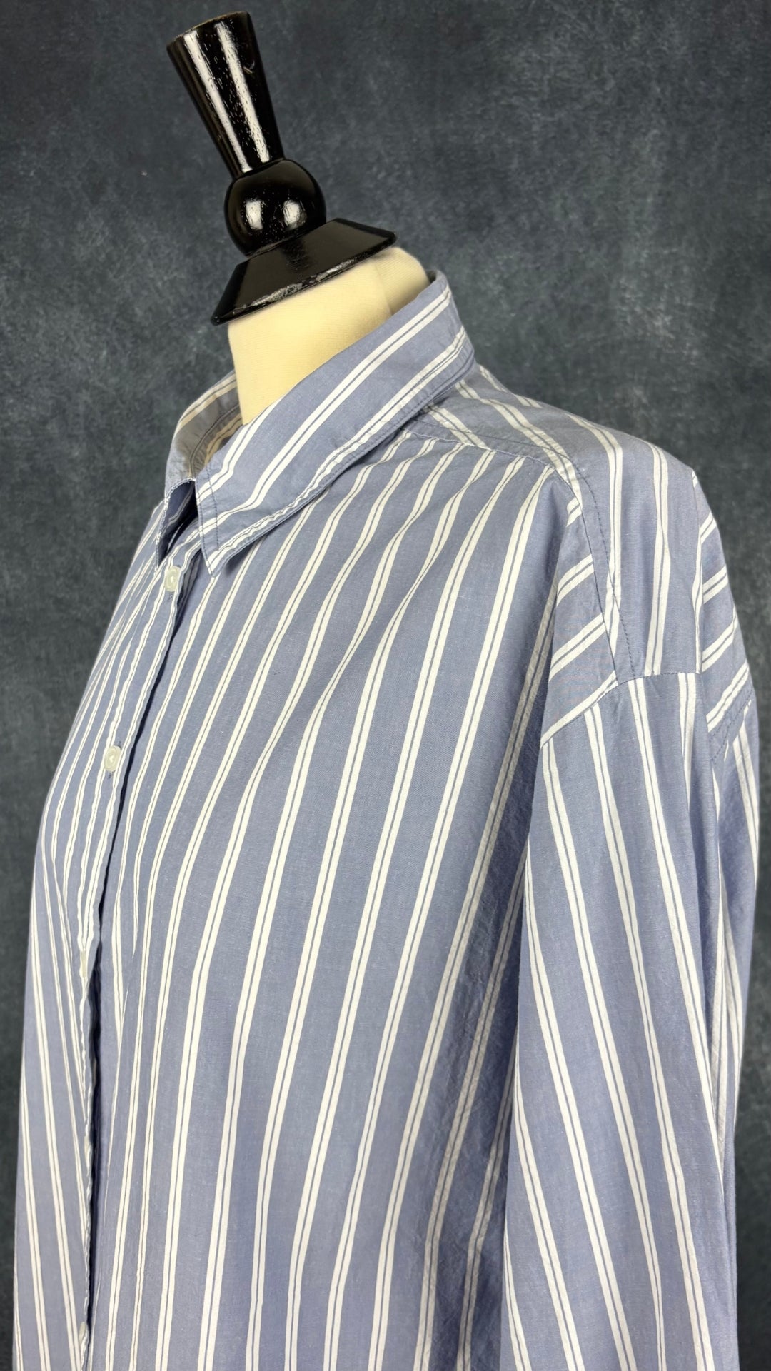 Chemisier à rayures blanches en coton Banana Republic, taille large. Vue de l'encolure.