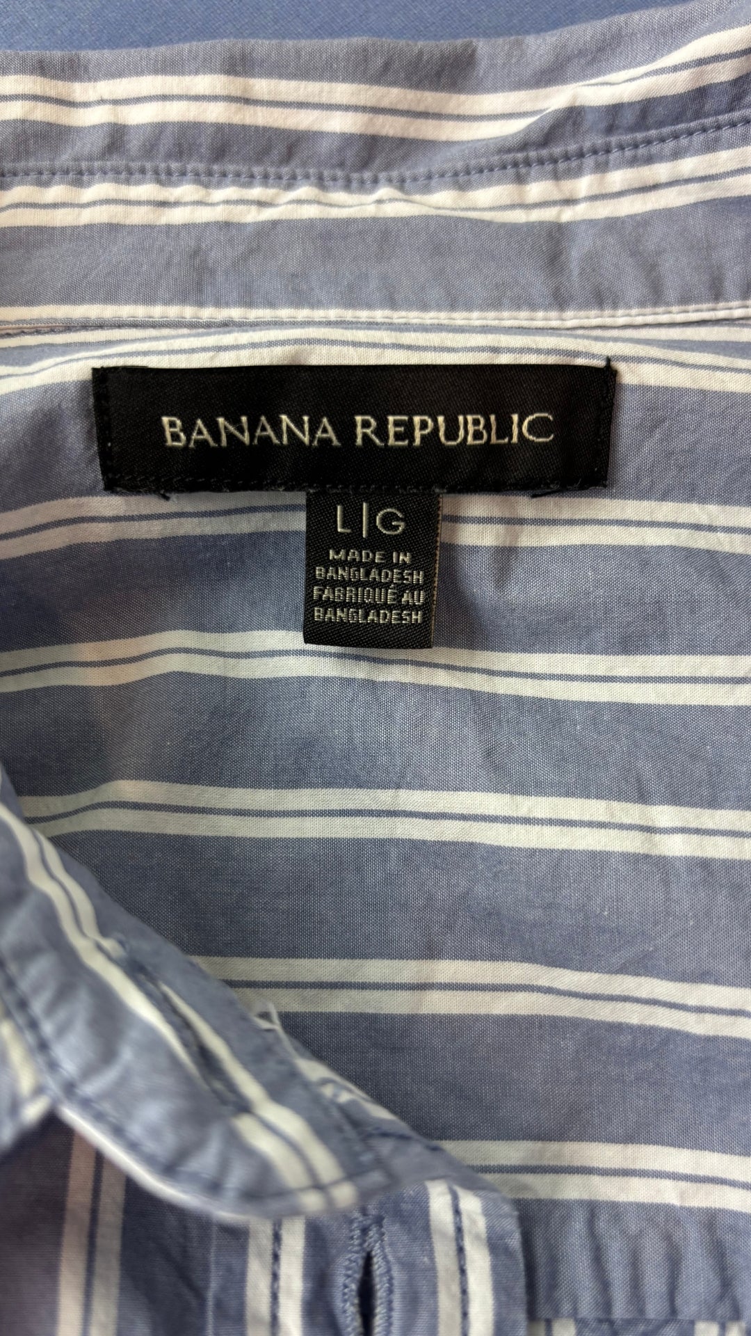 Chemisier à rayures blanches en coton Banana Republic, taille large. Vue de l'étiquette.