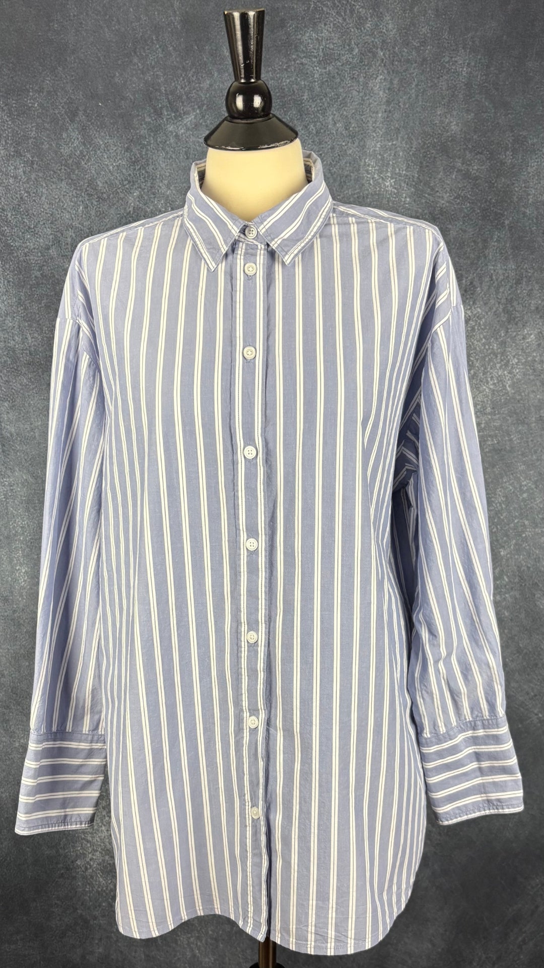 Chemisier à rayures blanches en coton Banana Republic, taille large. Vue de face.