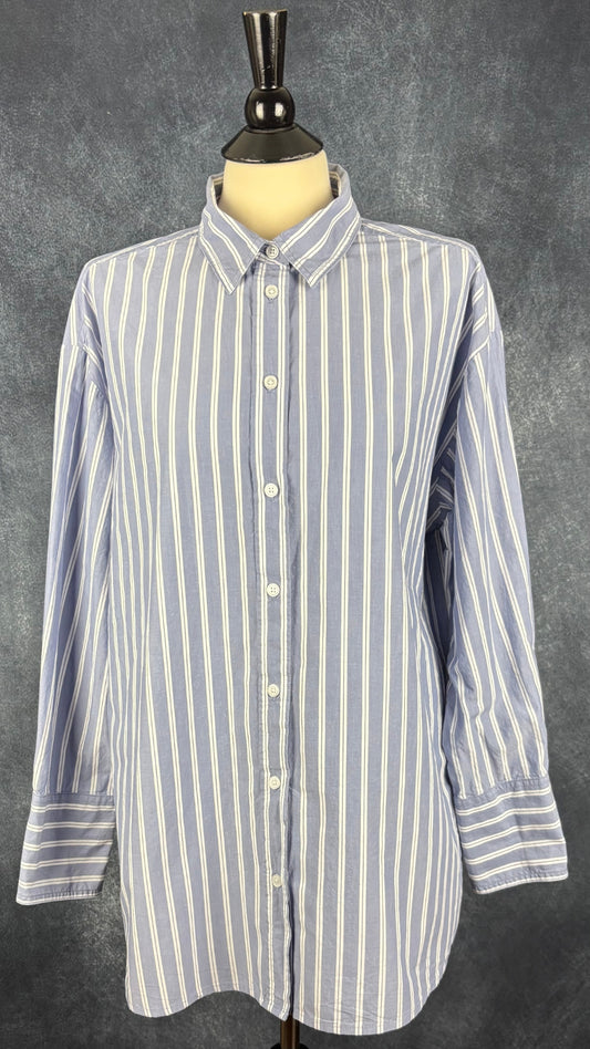 Chemisier à rayures blanches en coton Banana Republic, taille large. Vue de face.