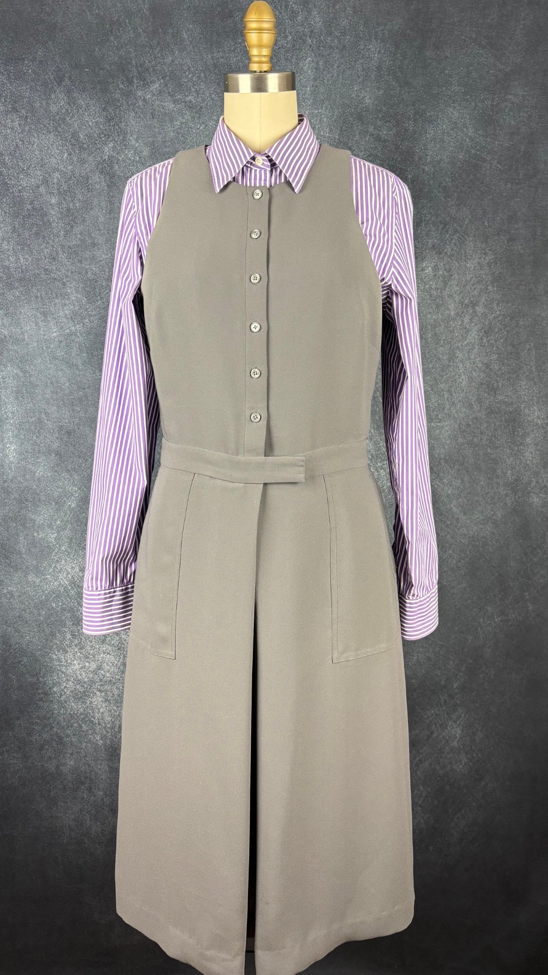 Chemisier classique à rayures mauves Lauren Ralph Lauren, taille medium. Vue de l'agencement avec la robe grise Banana Republic.