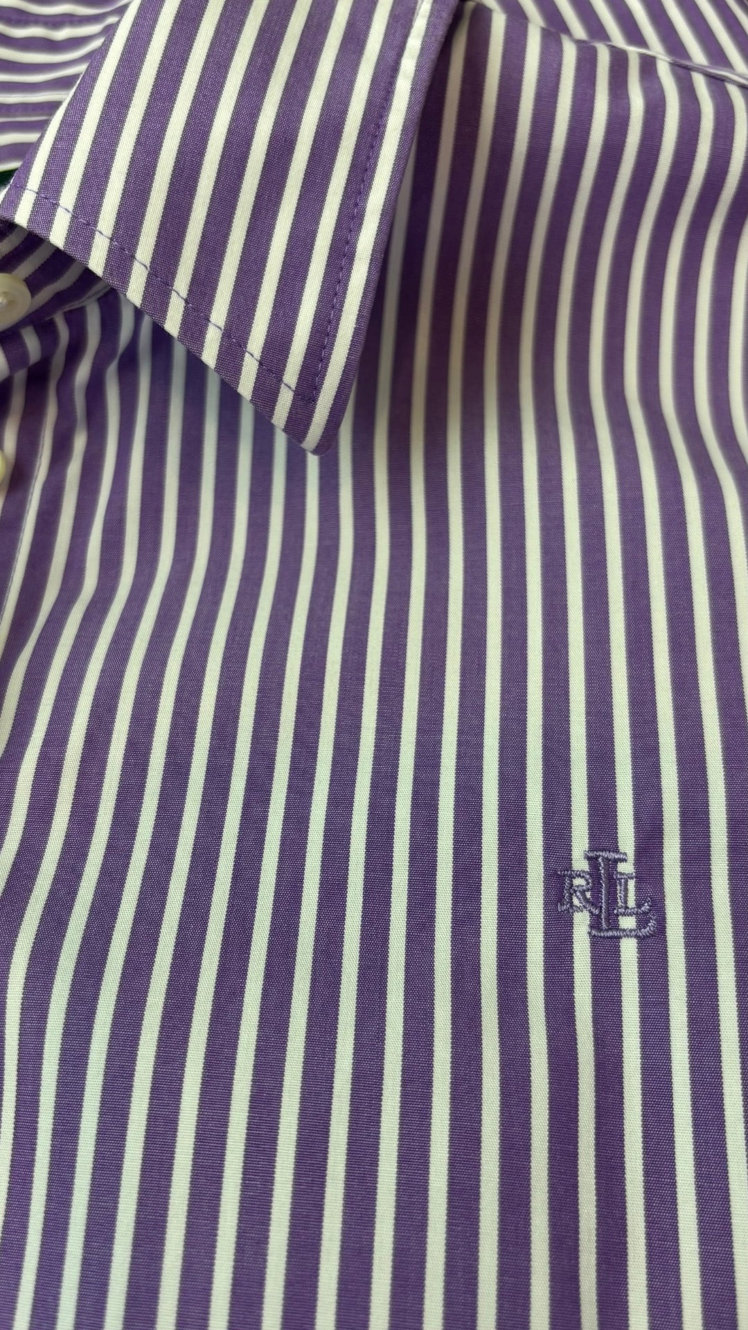 Chemisier classique à rayures mauves Lauren Ralph Lauren, taille medium. Vue de près du logo brodé à la poitrine.