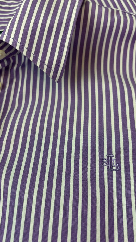 Chemisier classique à rayures mauves Lauren Ralph Lauren, taille medium. Vue de près du logo brodé à la poitrine.