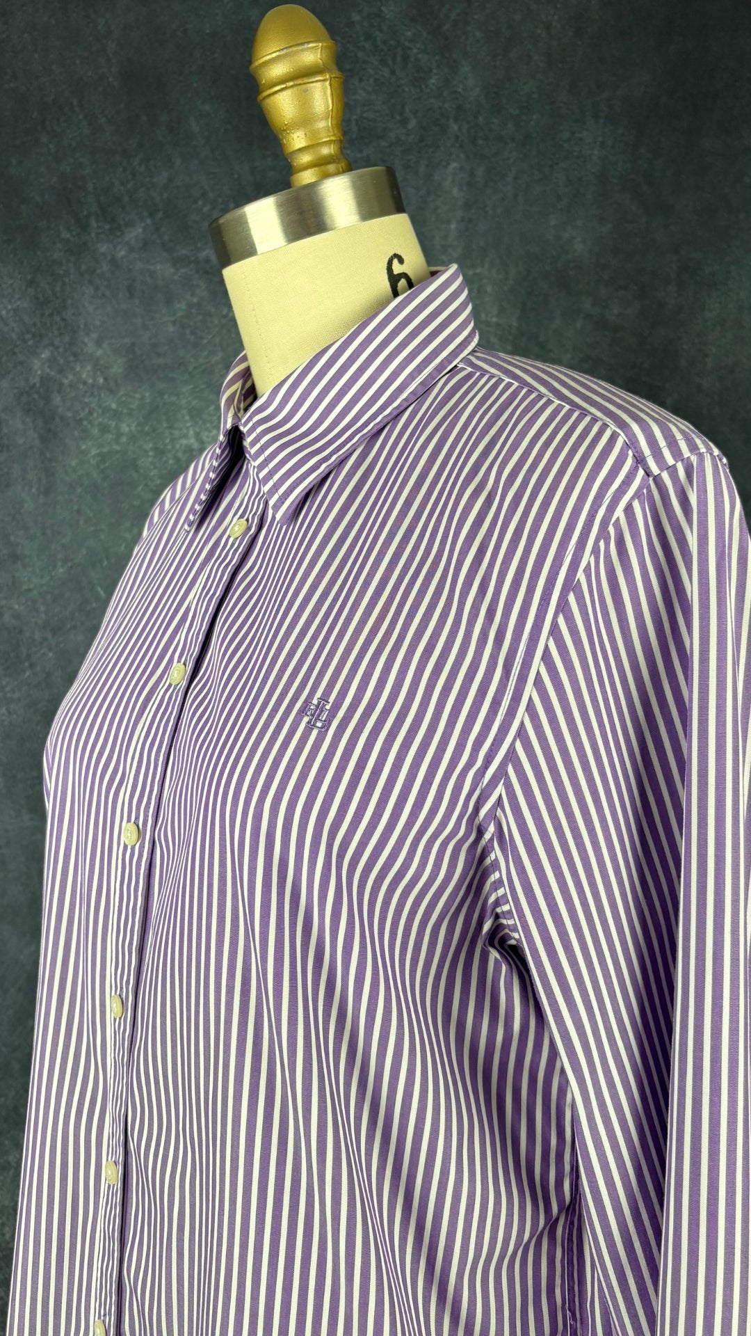 Chemisier classique à rayures mauves Lauren Ralph Lauren, taille medium. Vue de l'encolure.