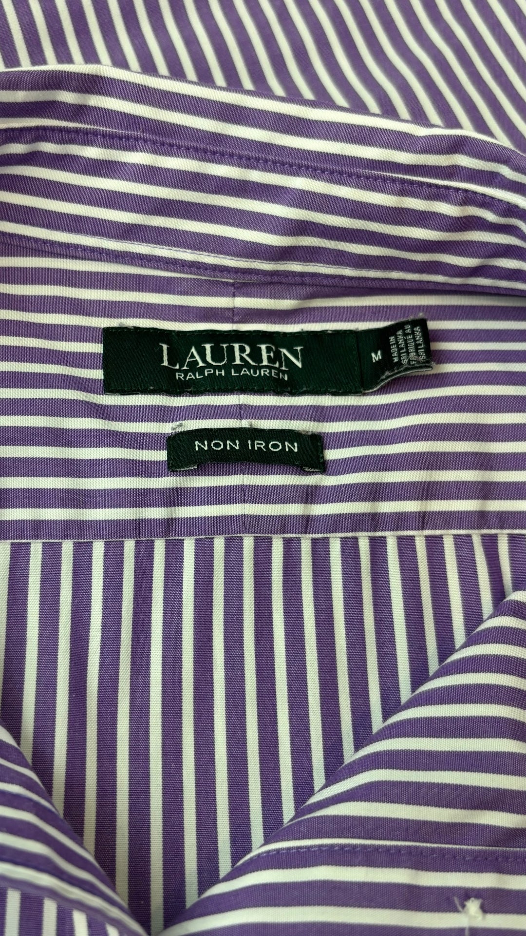 Chemisier classique à rayures mauves Lauren Ralph Lauren, taille medium. Vue de l'étiquette.