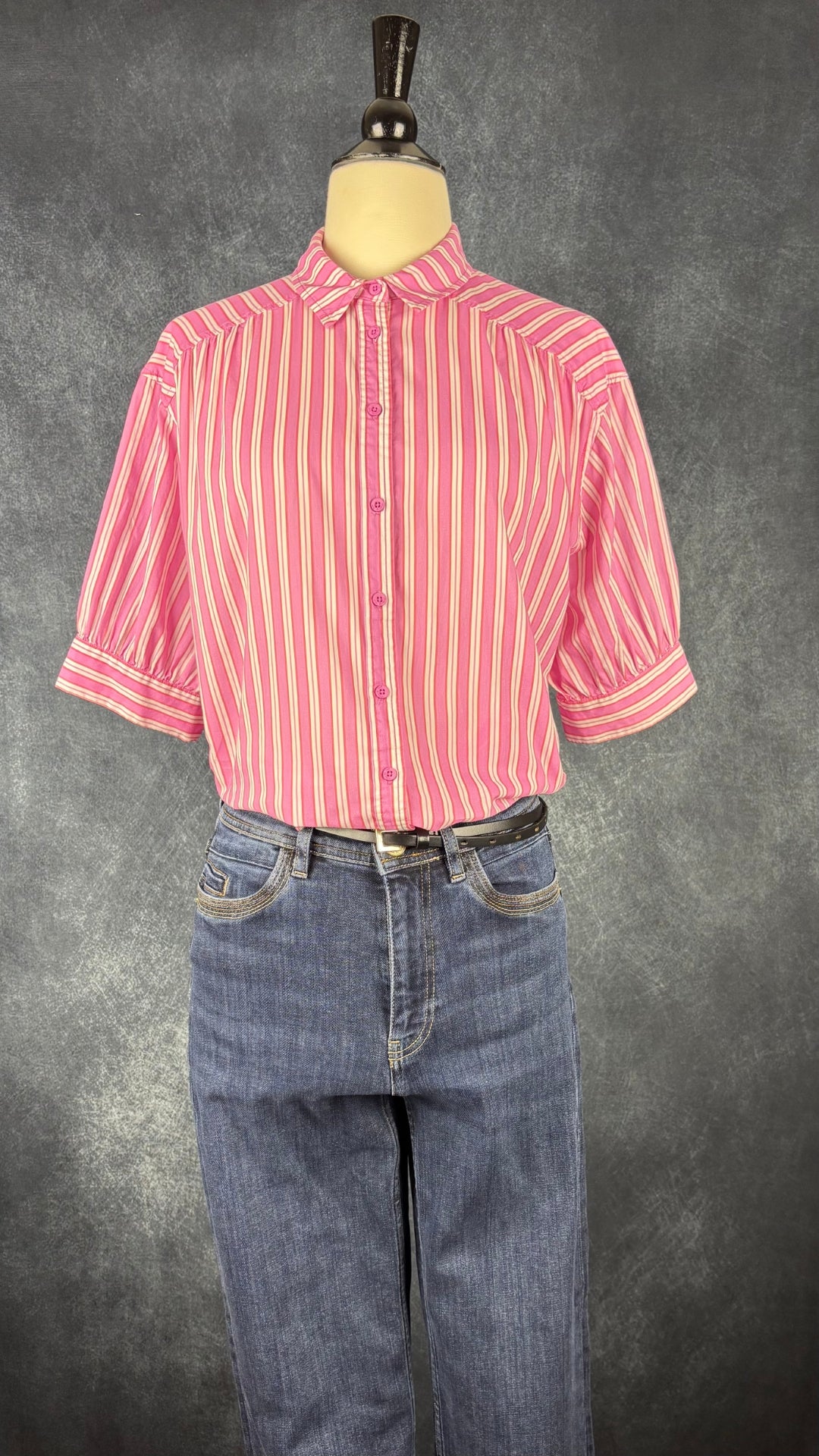 Chemisier en coton à rayures rose Circle of Trust, taille estimée à s/m, peut-être même large. Vue de l'agencement avec le jeans Mos Mosh.
