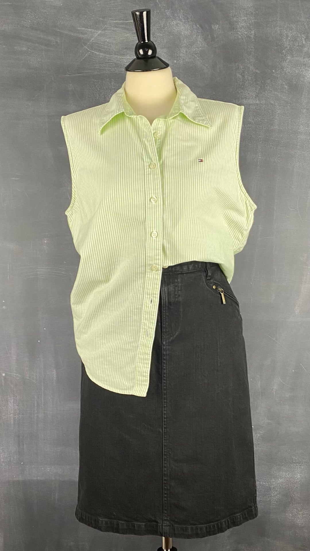 Chemisier à rayures vert et crème Tommy Hilfiger, taille m-l. Vue de l'agencement avec la jupe en jeans noire Lauren Ralph Lauren.