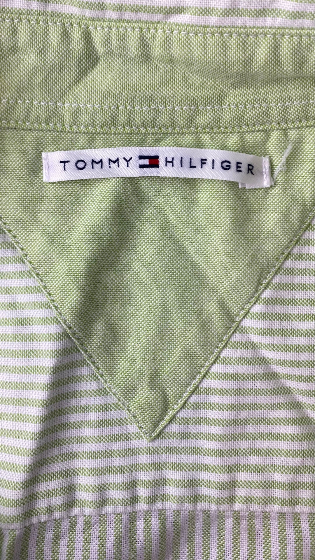 Chemisier à rayures vert et crème Tommy Hilfiger, taille m-l. Vue de l'étiquette de marque.