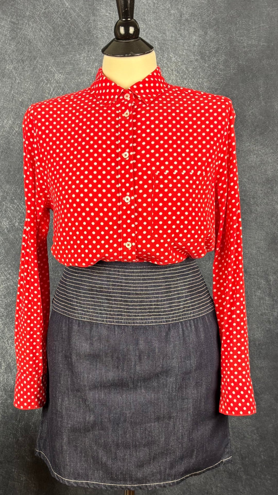 Chemisier rouge à pois blancs Brax, taille 38 (m). Vue de l'agencement avec la jupe en jeans Versace Jeans Couture.