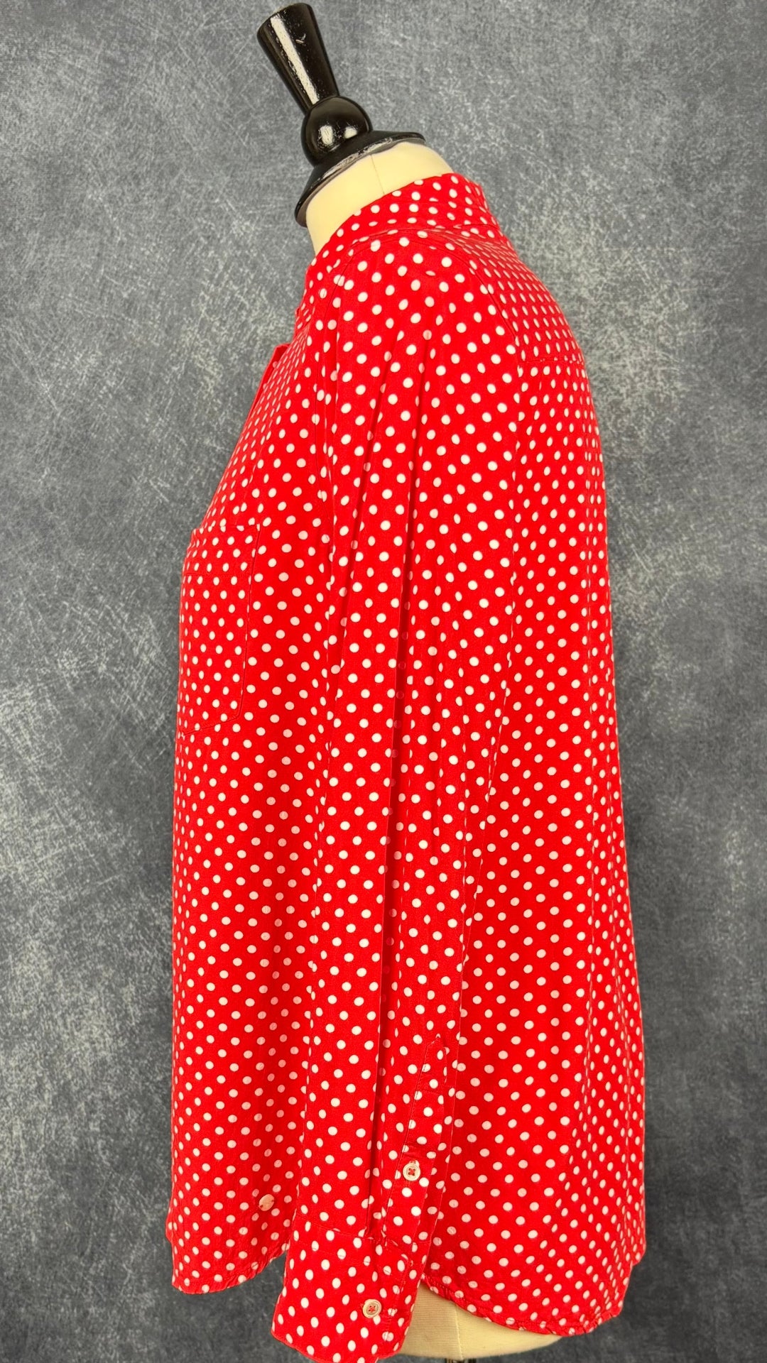 Chemisier rouge à pois blancs Brax, taille 38 (m). Vue de côté.