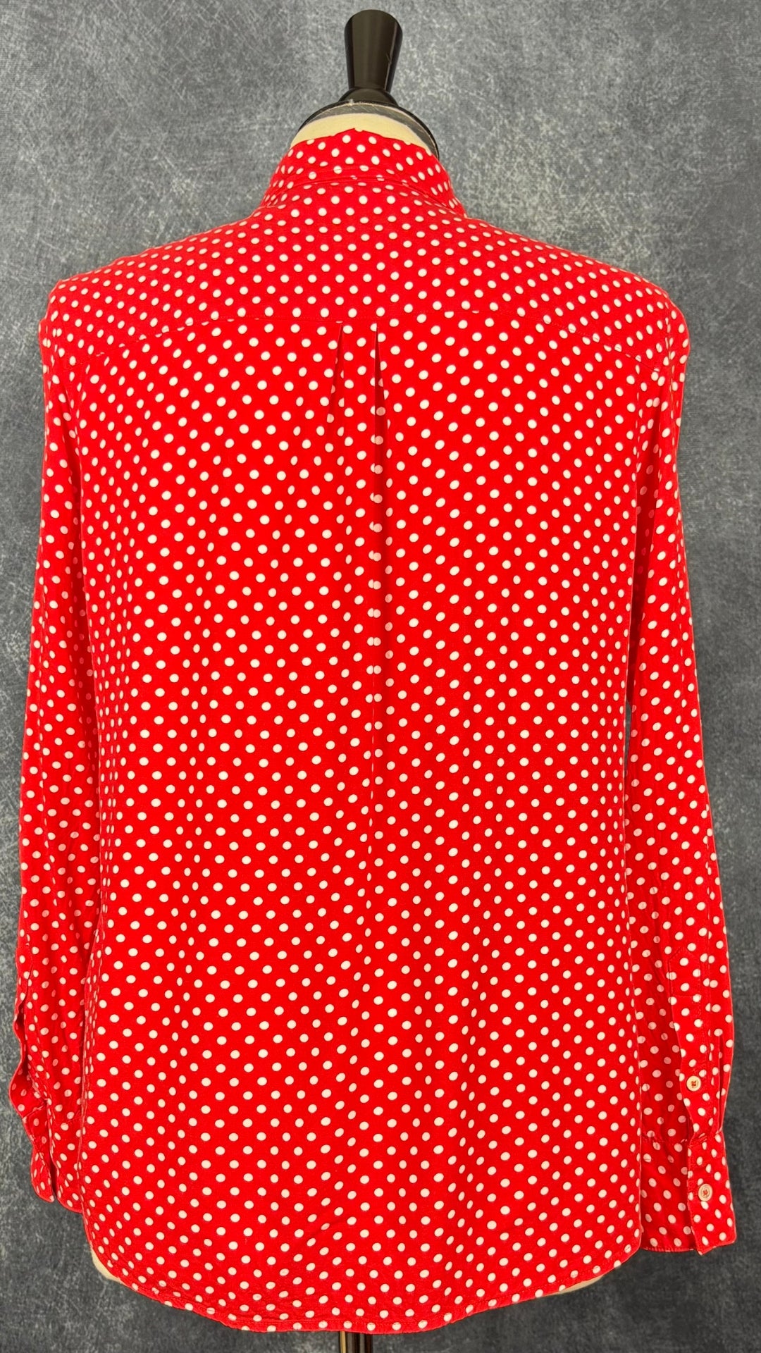 Chemisier rouge à pois blancs Brax, taille 38 (m). Vue de dos.