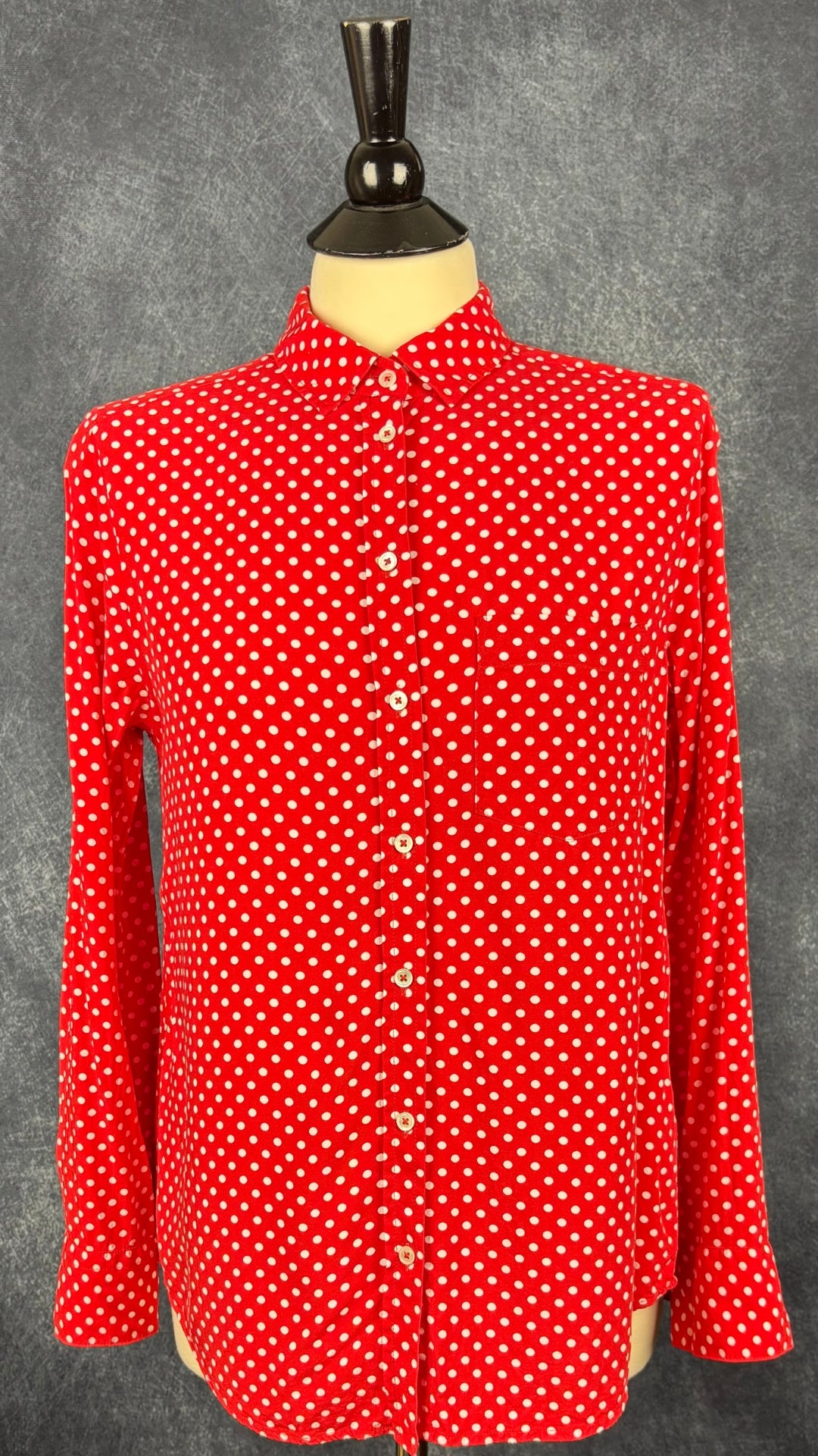 Chemisier rouge à pois blancs Brax, taille 38 (m). Vue de face.