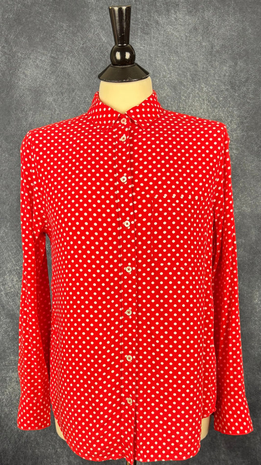 Chemisier rouge à pois blancs Brax, taille 38 (m). Vue de face.