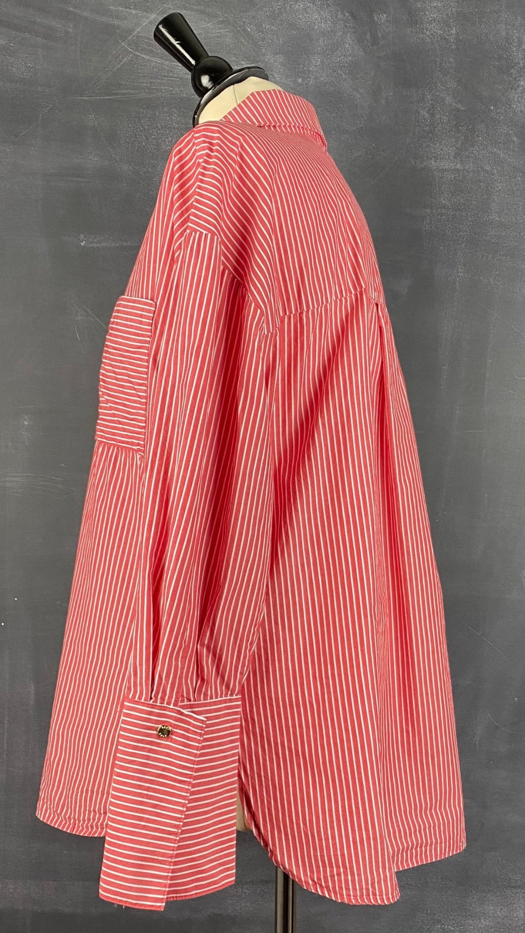 Chemisier rouge rose à rayures DKNY, taille medium. Vue de côté.