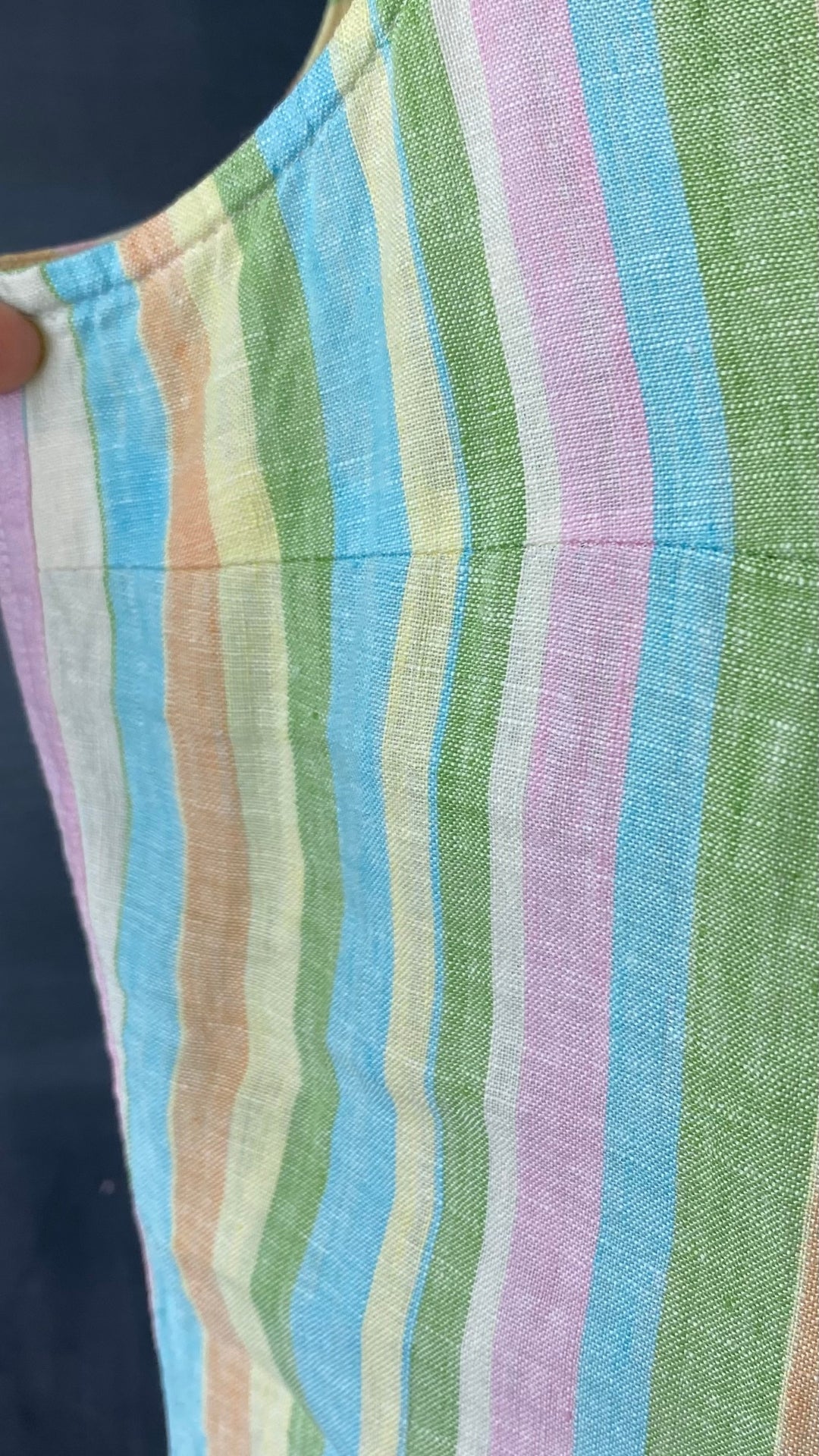Chemisier seconde main sans manches en lin à rayures colorées, marque Ralph Lauren, taille large. Vue de l'emmanchure et de la pince de poitrine.